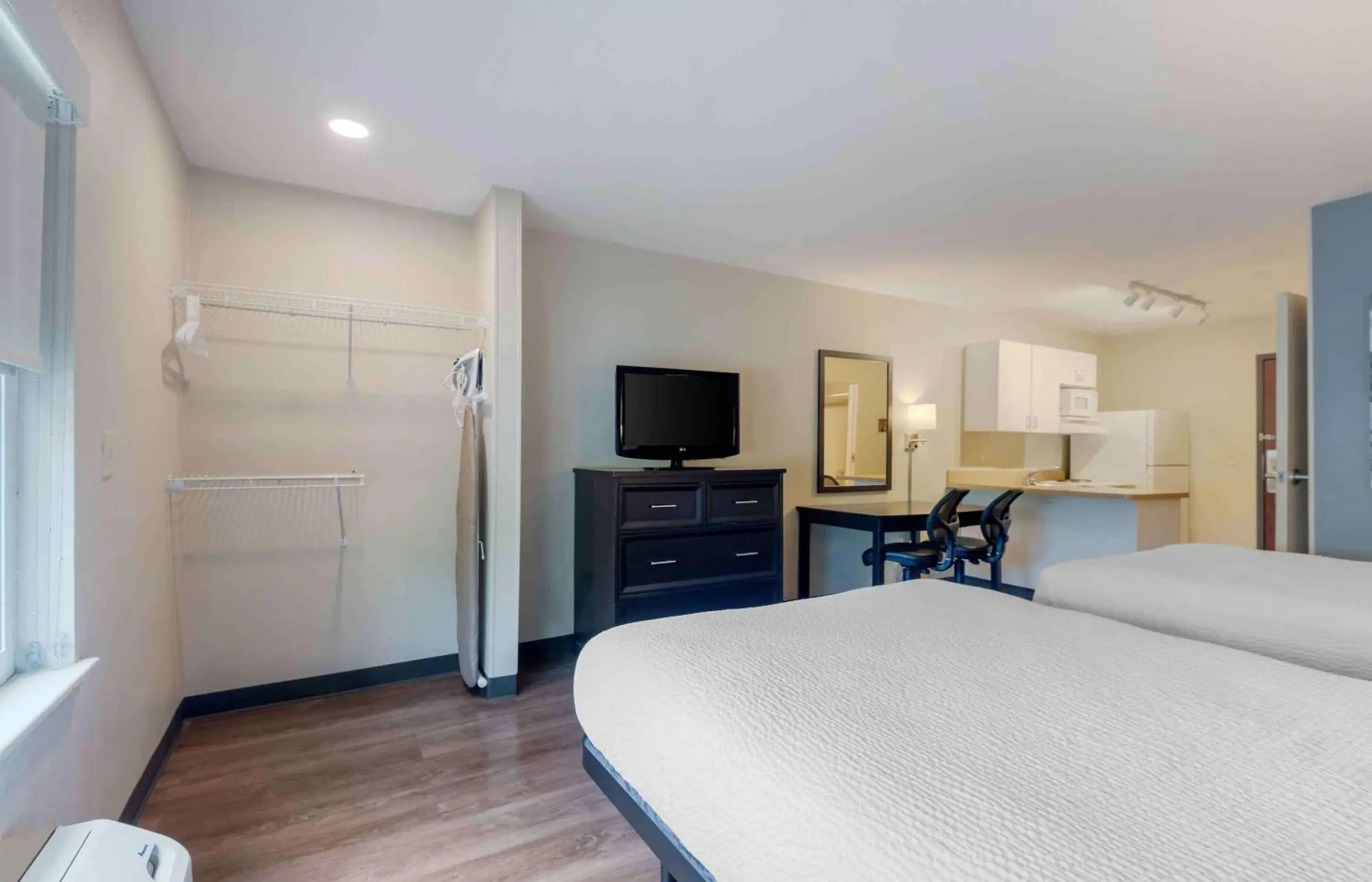 Bedroom, TV/Entertainment Center in Extended Stay America Suites - Charlotte - University Place