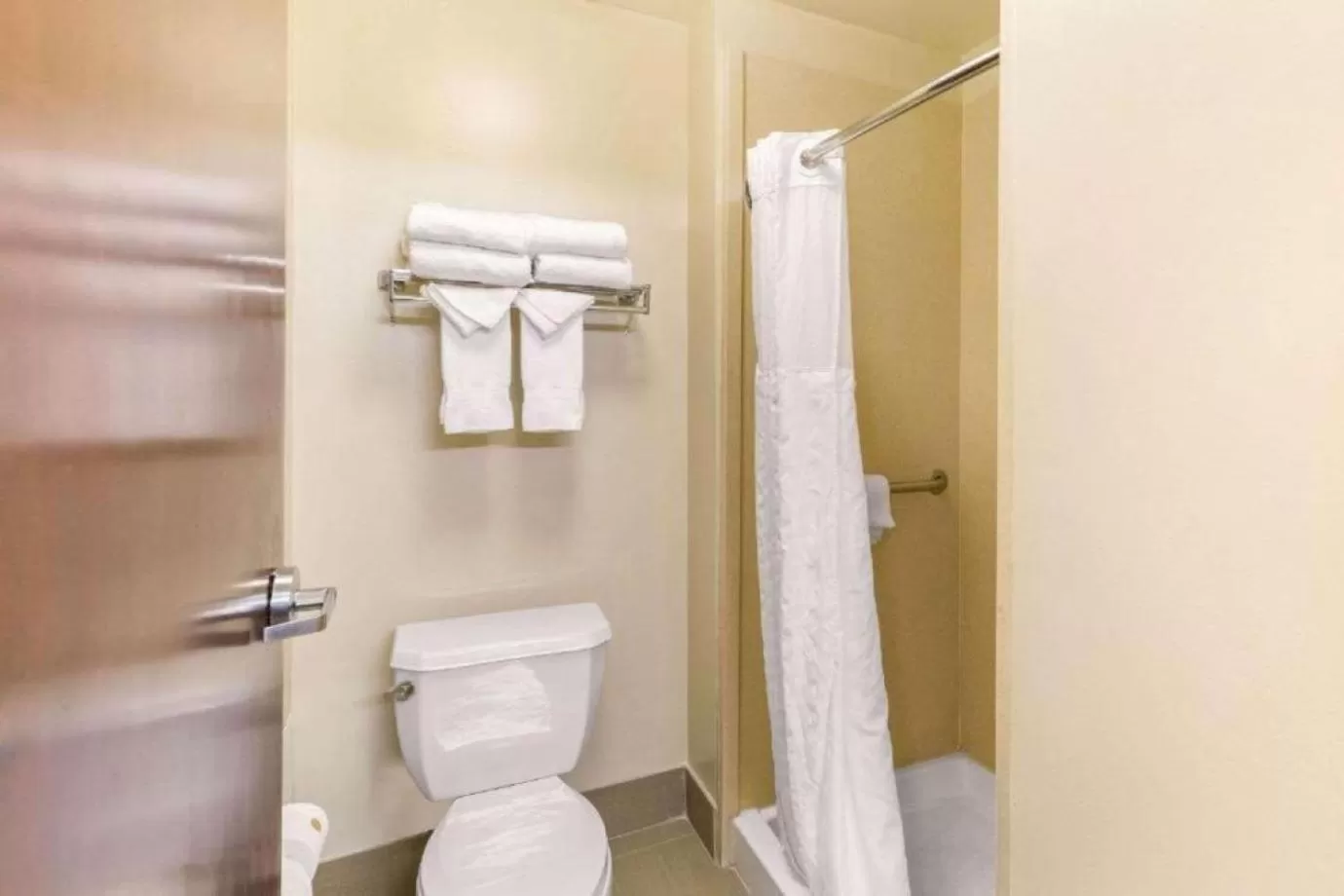 Bathroom in Comfort Suites Elkridge Columbia Gateway