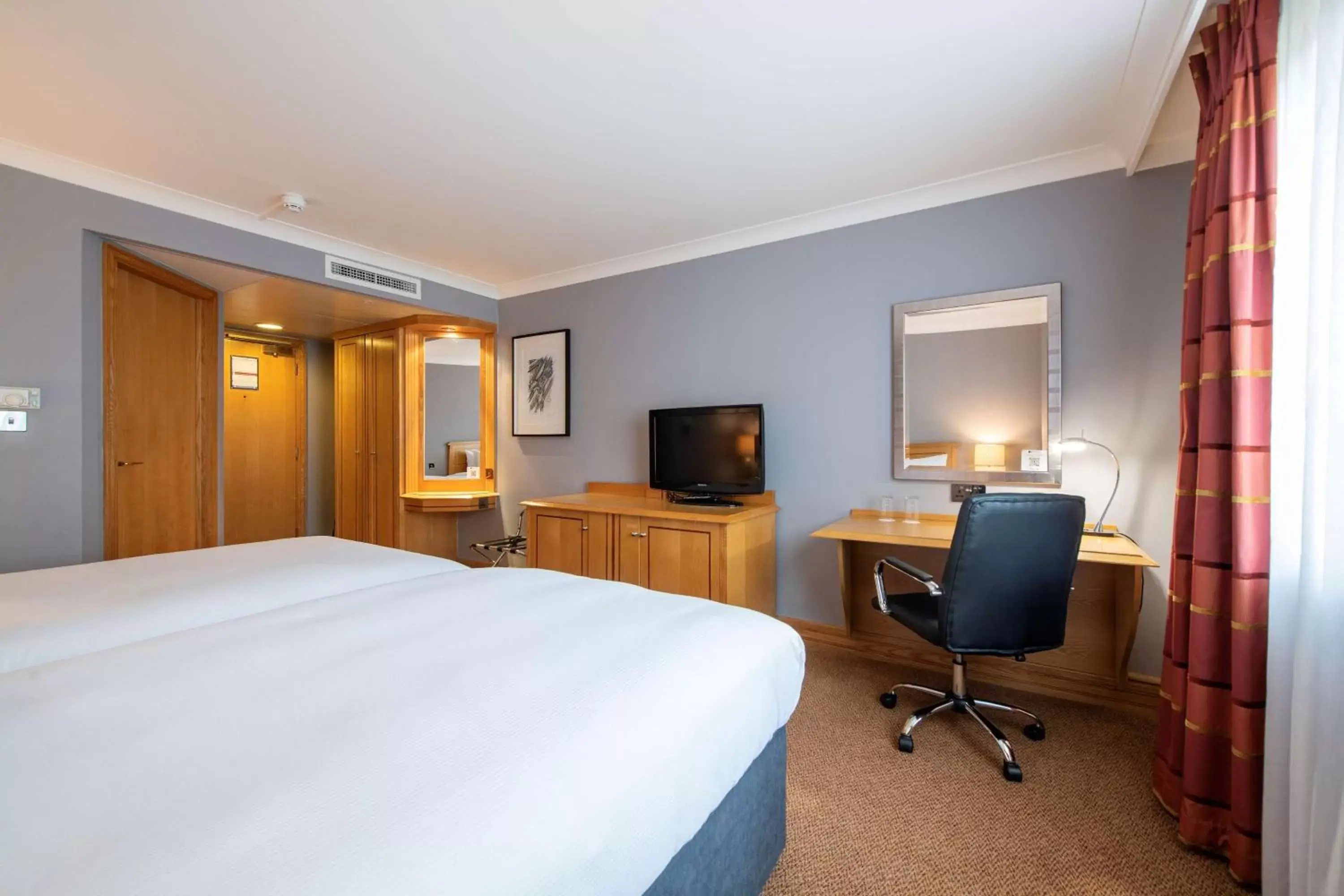 Bedroom, TV/Entertainment Center in DoubleTree by Hilton Swindon Hotel