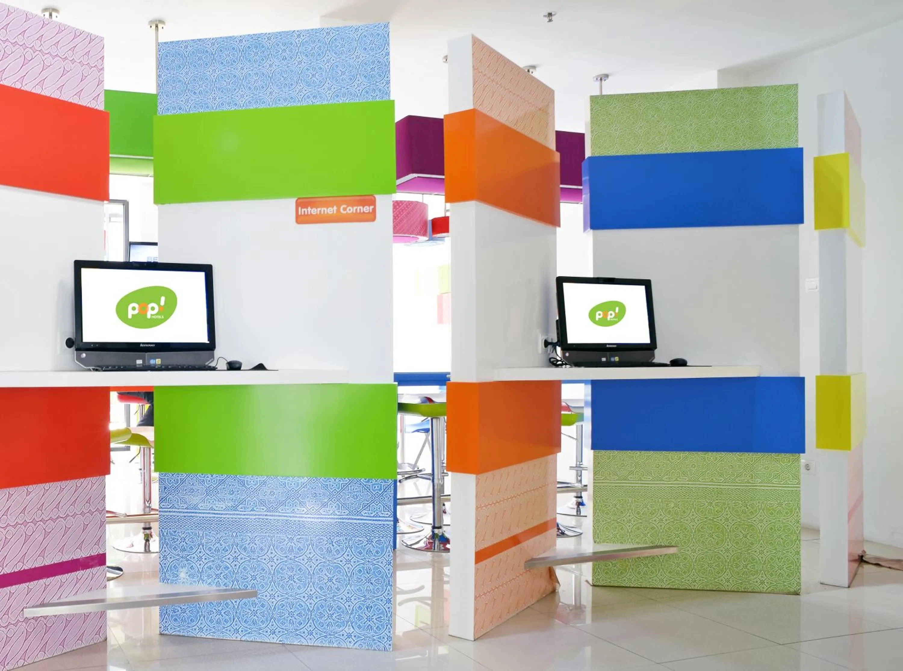 Lounge or bar in POP! Hotel Tebet Jakarta