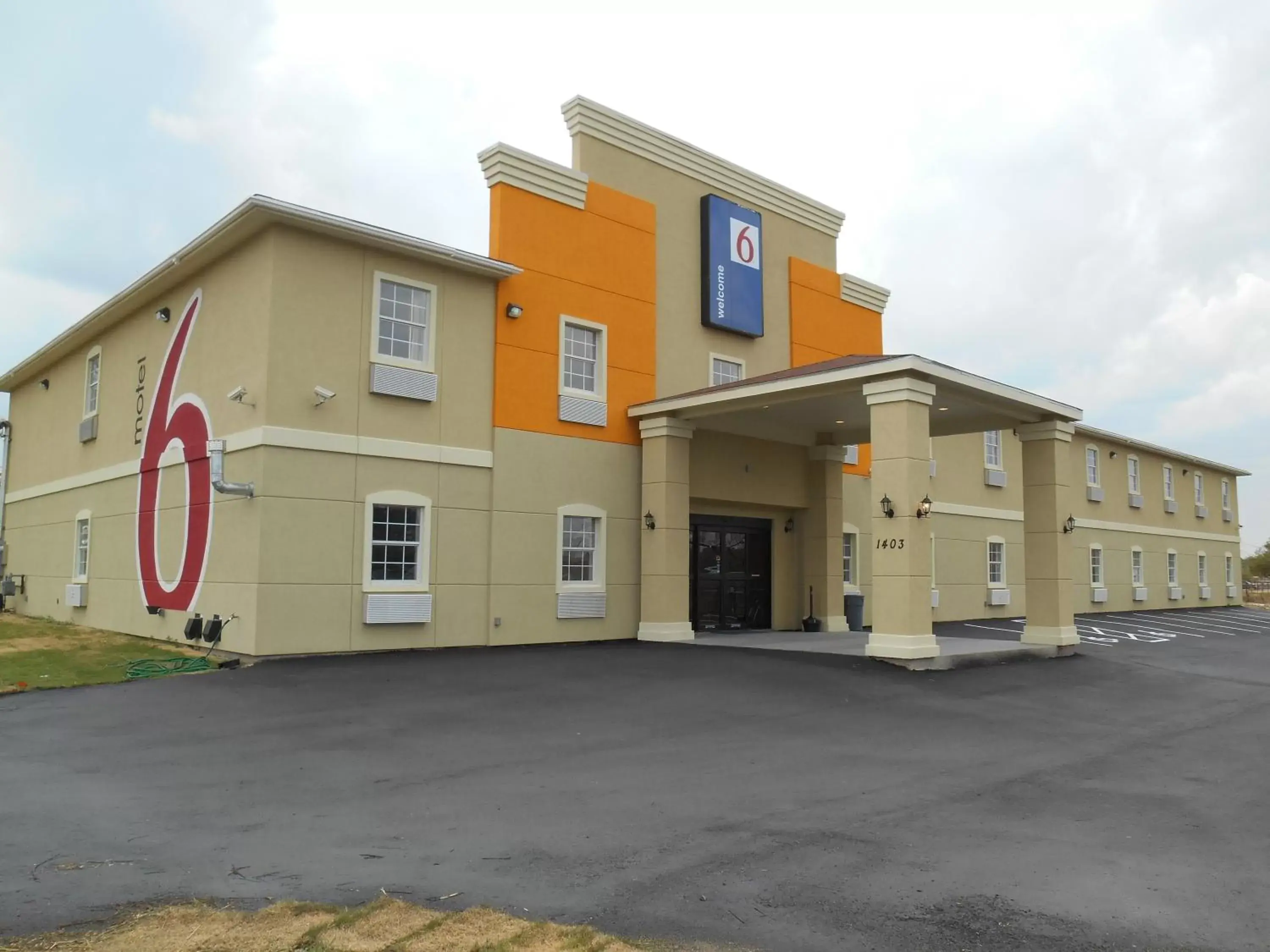 Facade/entrance, Property Building in Motel 6-Jourdanton, TX