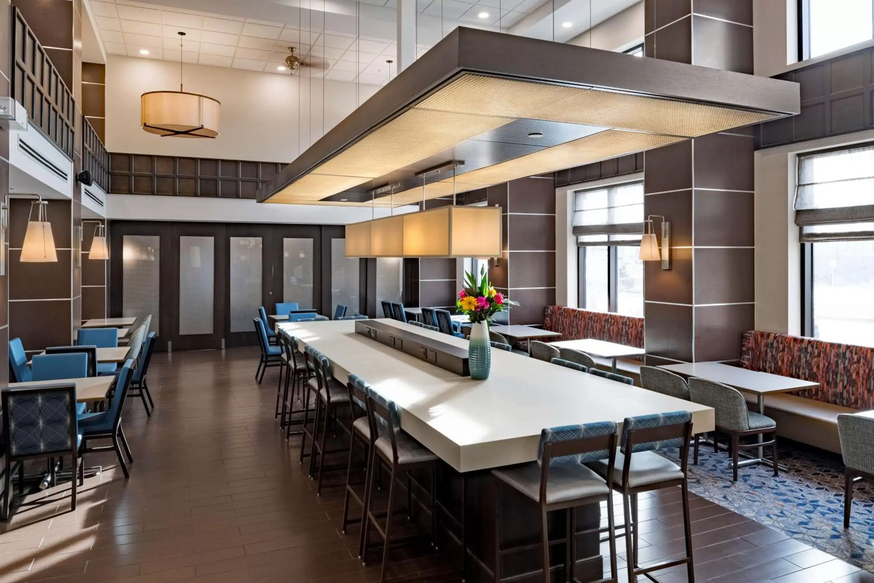 Dining area in Hampton Inn & Suites by Hilton Dartmouth - Halifax