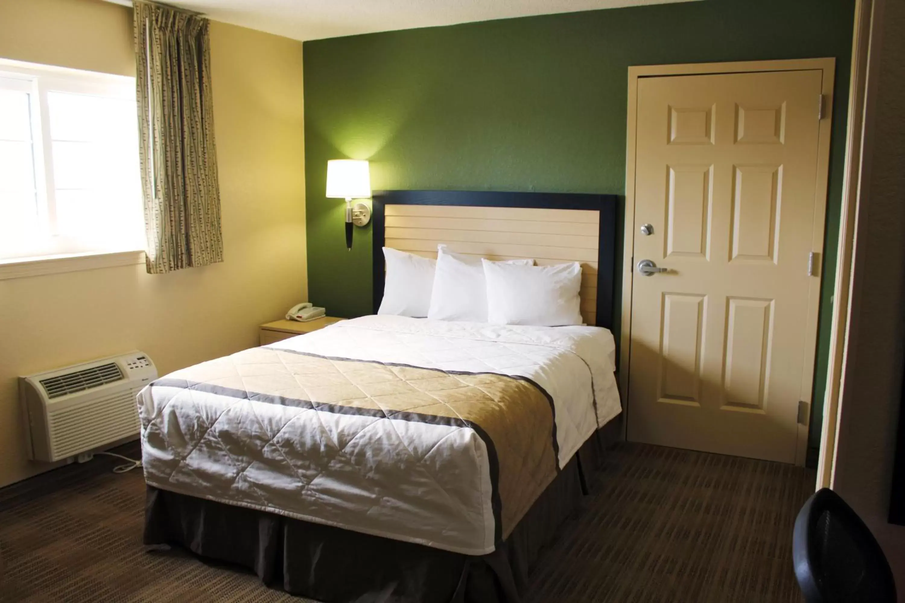 Bed in Extended Stay America Suites - Chesapeake - Churchland Blvd