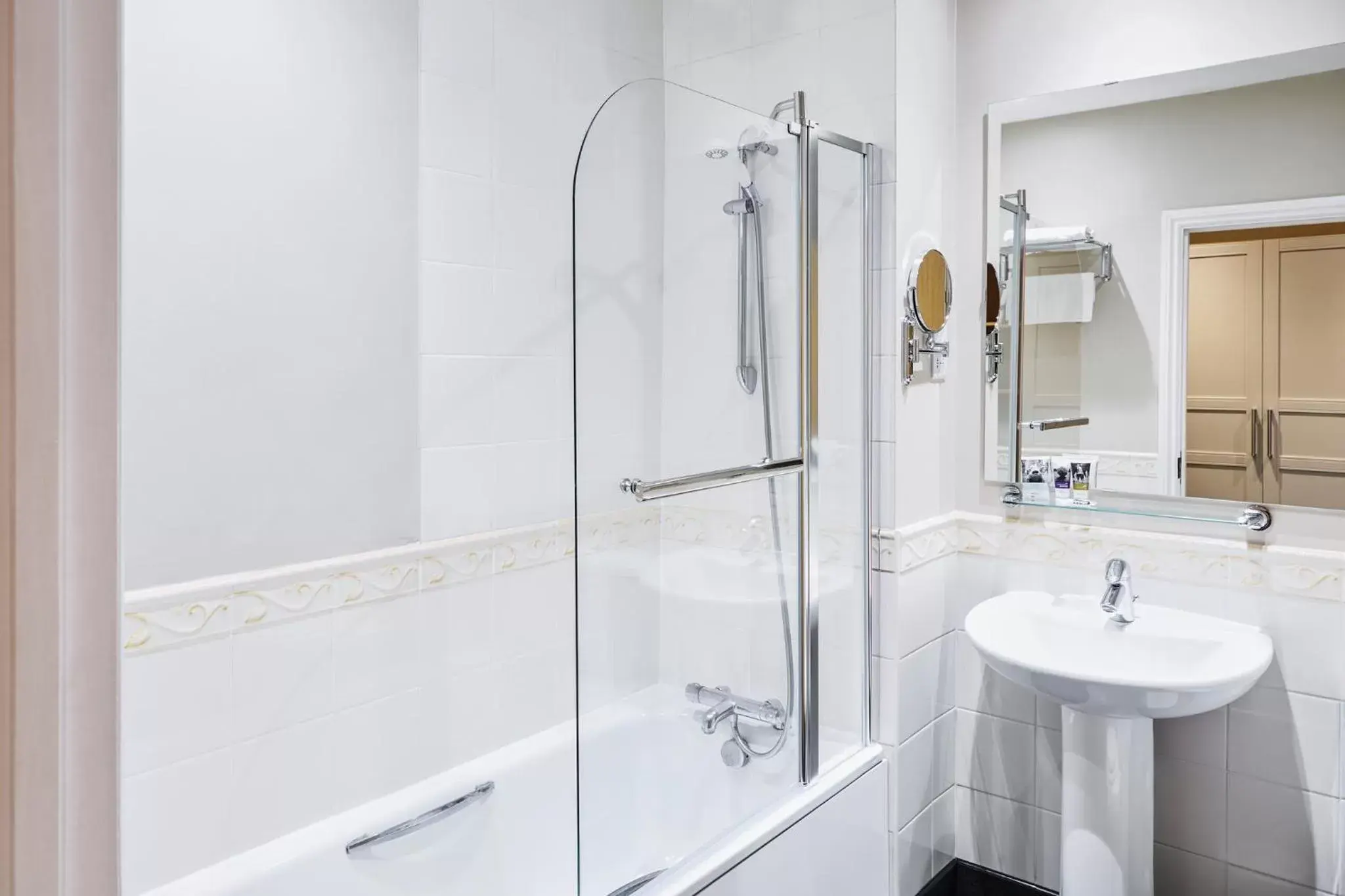 Bathroom in Mercure Newbury West Grange Hotel