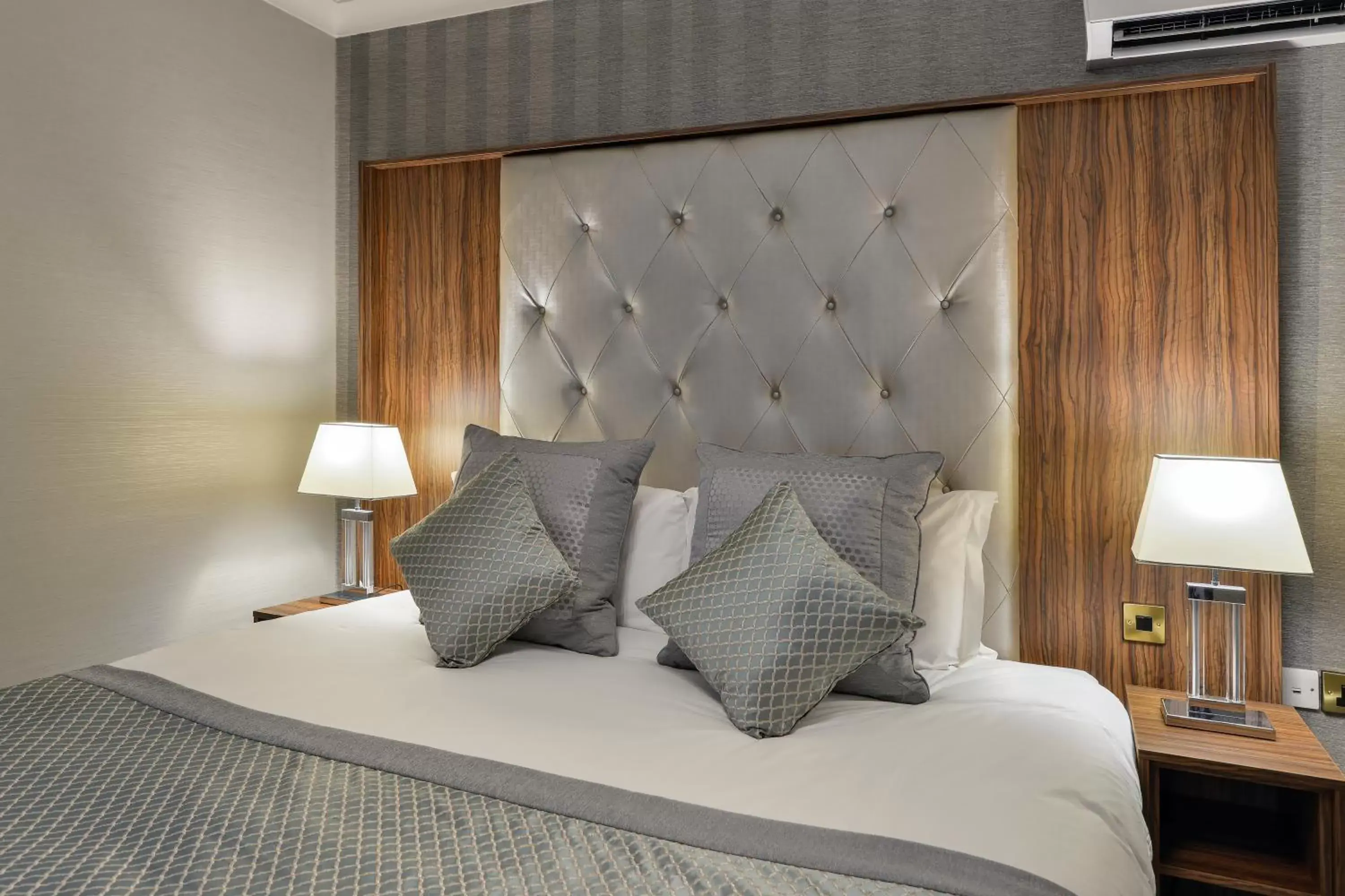 Bed in Mercure Manchester Norton Grange Hotel & Spa