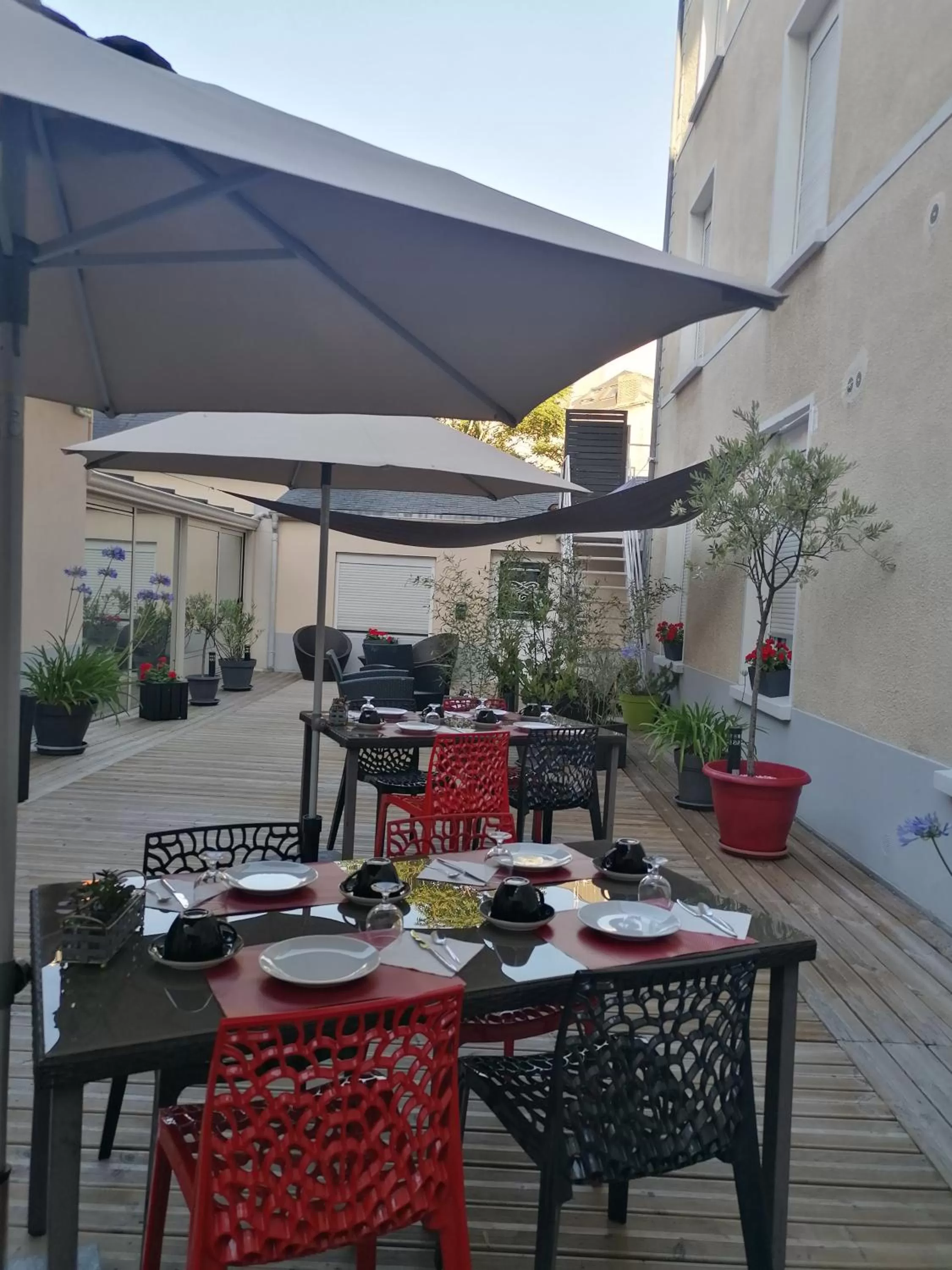 Patio in Logis Hotel - Le Charleston