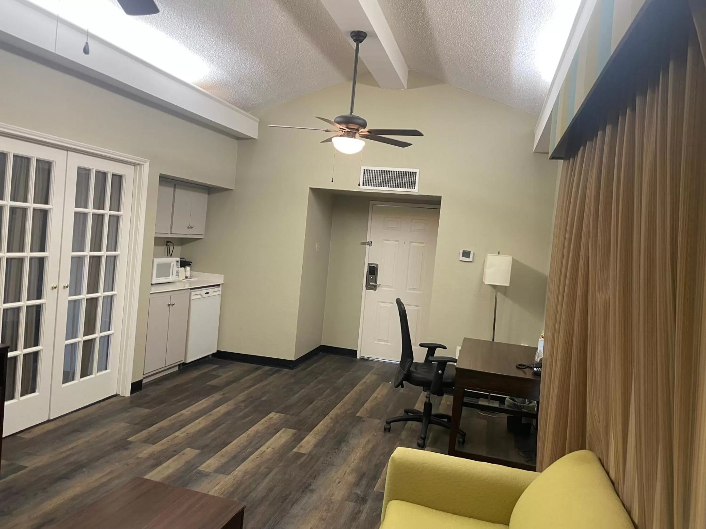 Seating area in Travelodge by Wyndham Tuscaloosa