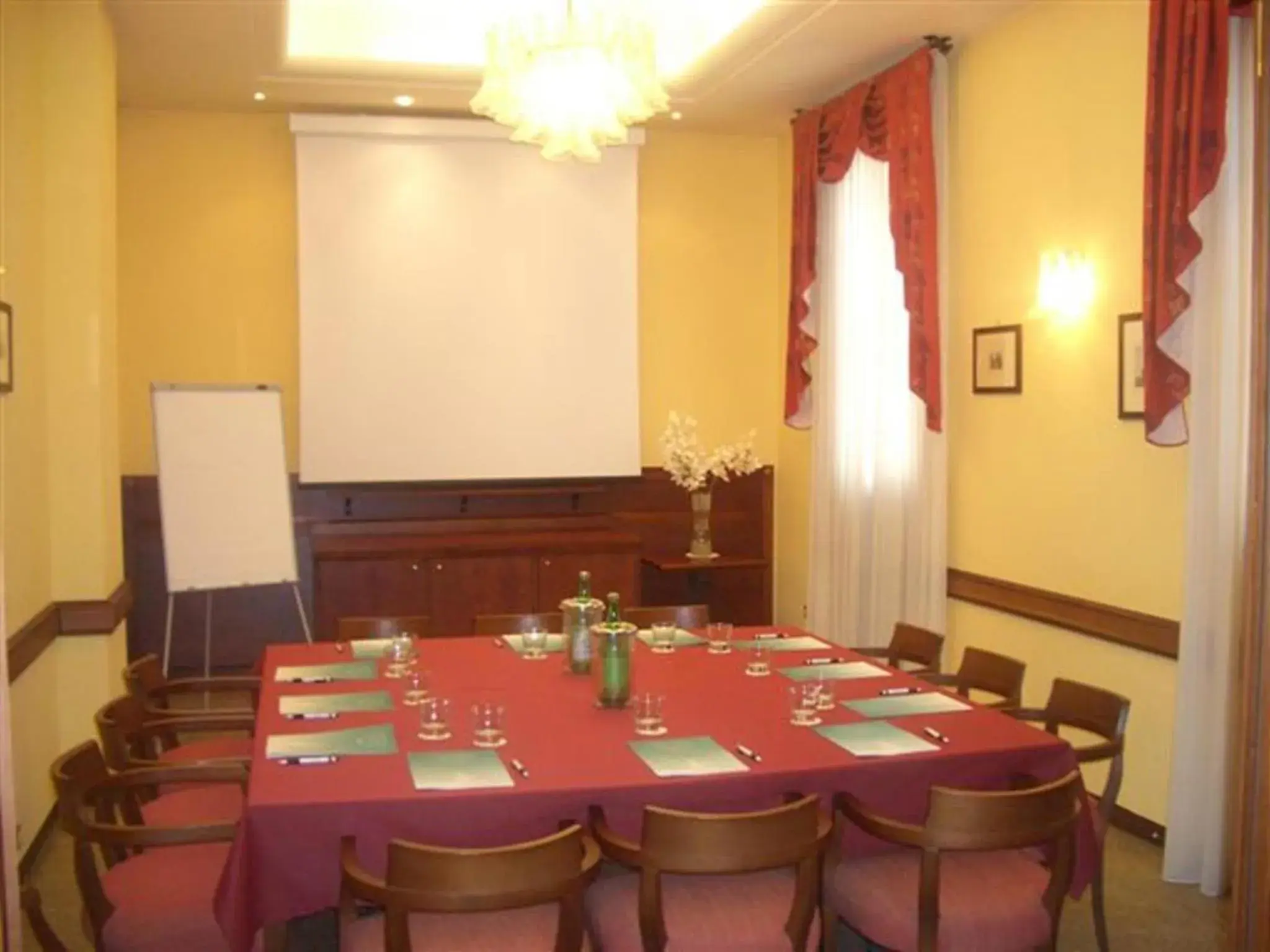 Business facilities in Hotel Astoria