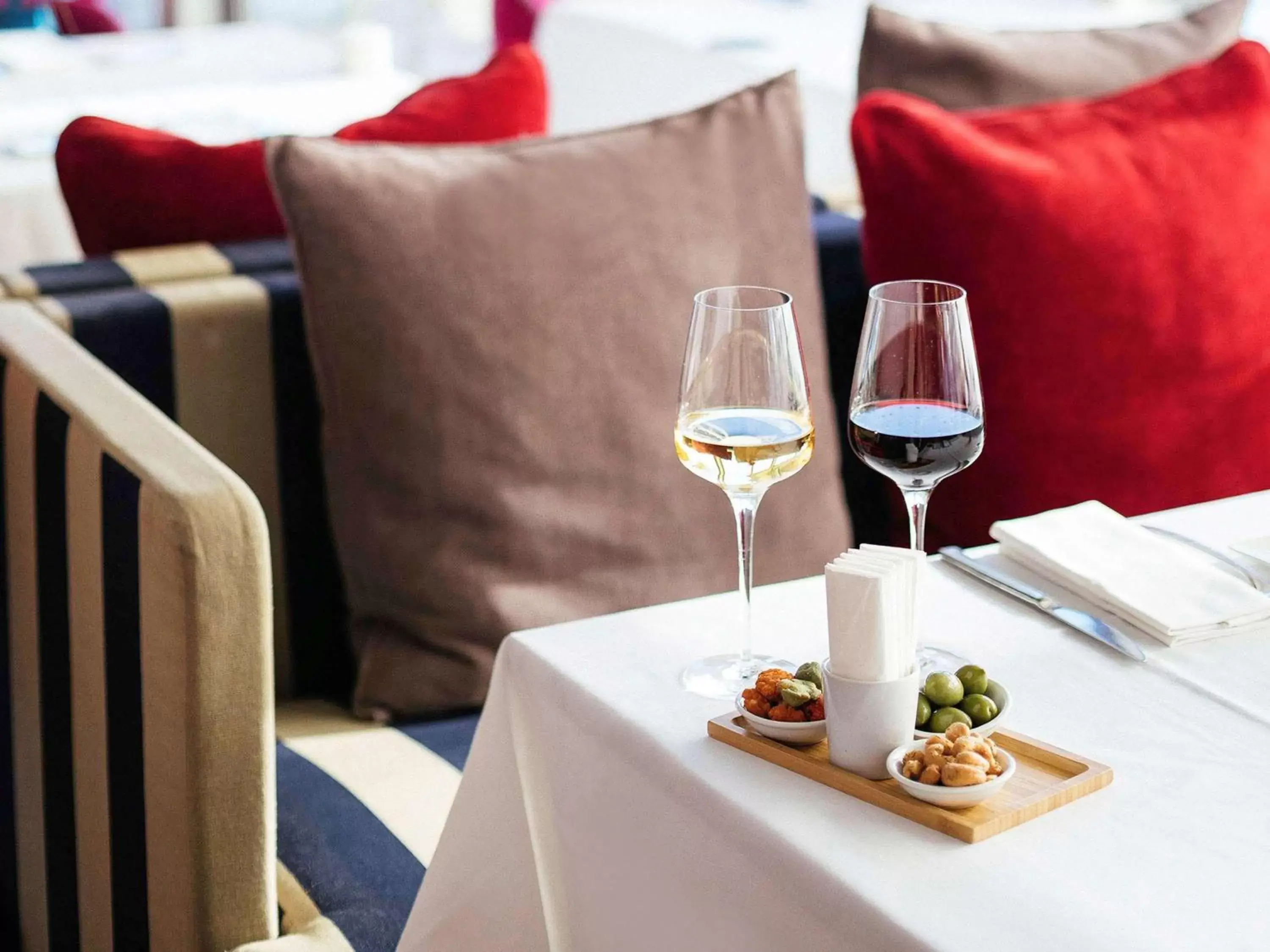 Lounge or bar, Restaurant/Places to Eat in Sofitel Biarritz Le Miramar Thalassa