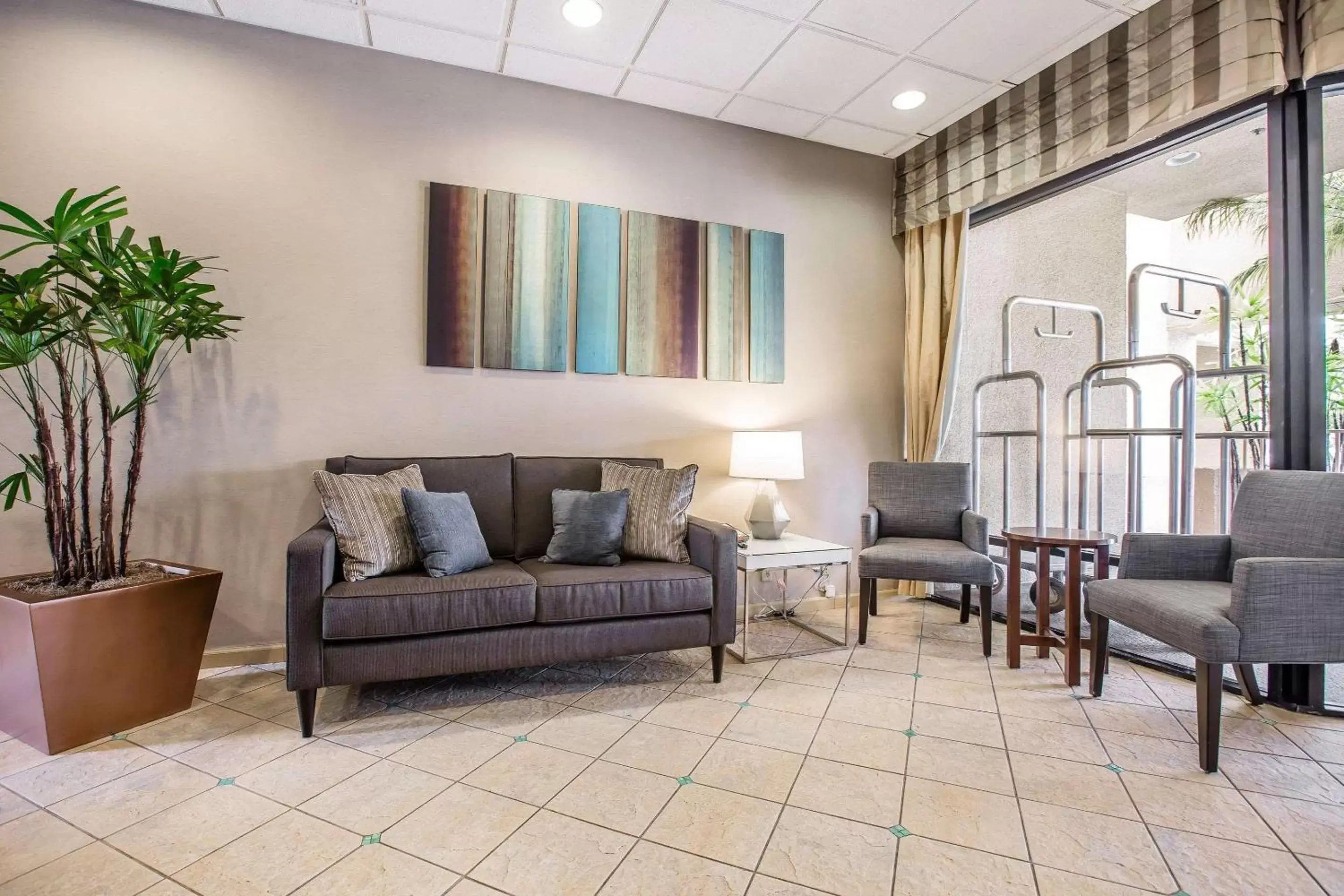 Lobby or reception, Seating Area in Quality Inn & Suites Hermosa Beach