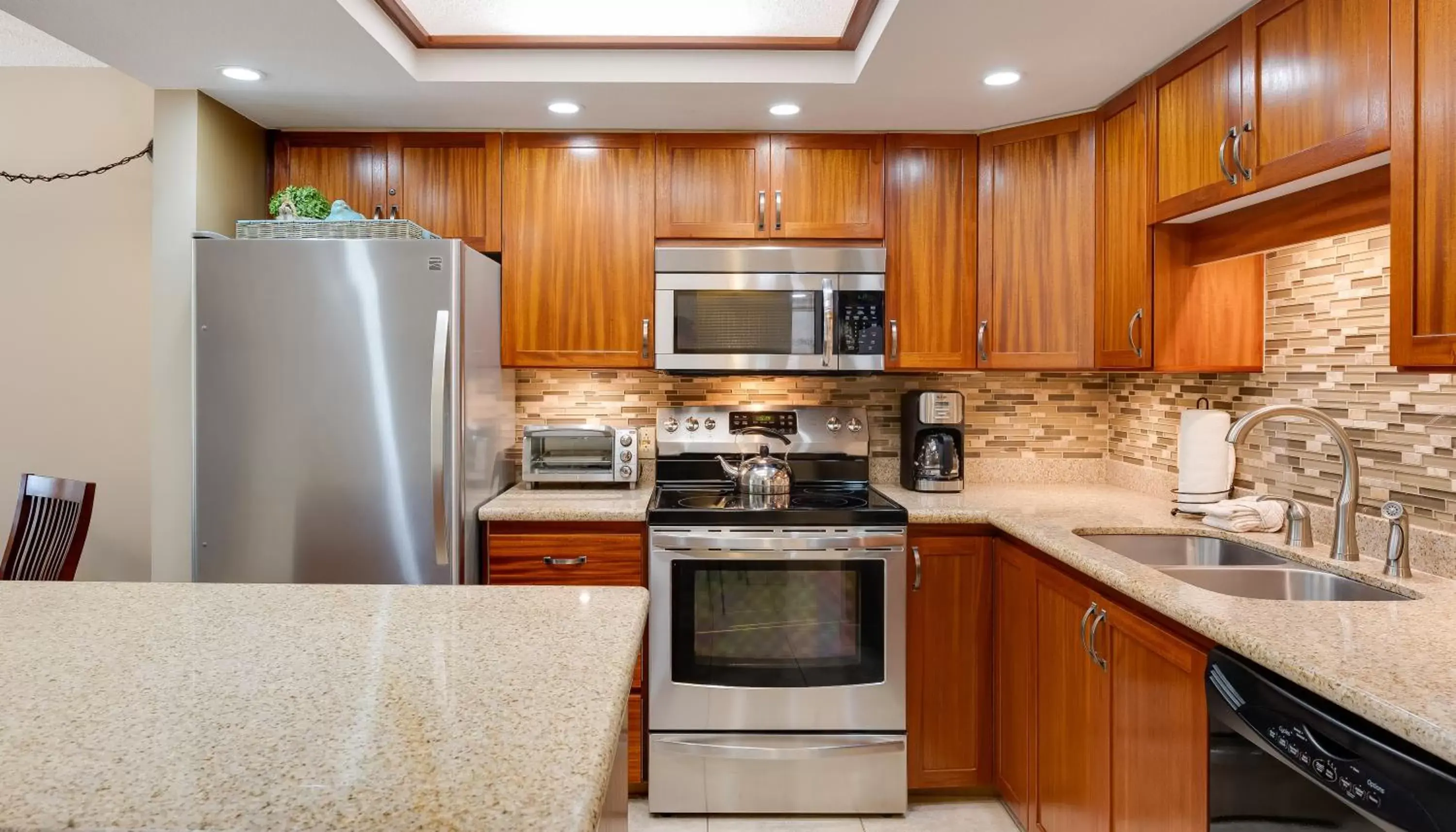 Kitchen/Kitchenette in Castle Maui Banyan