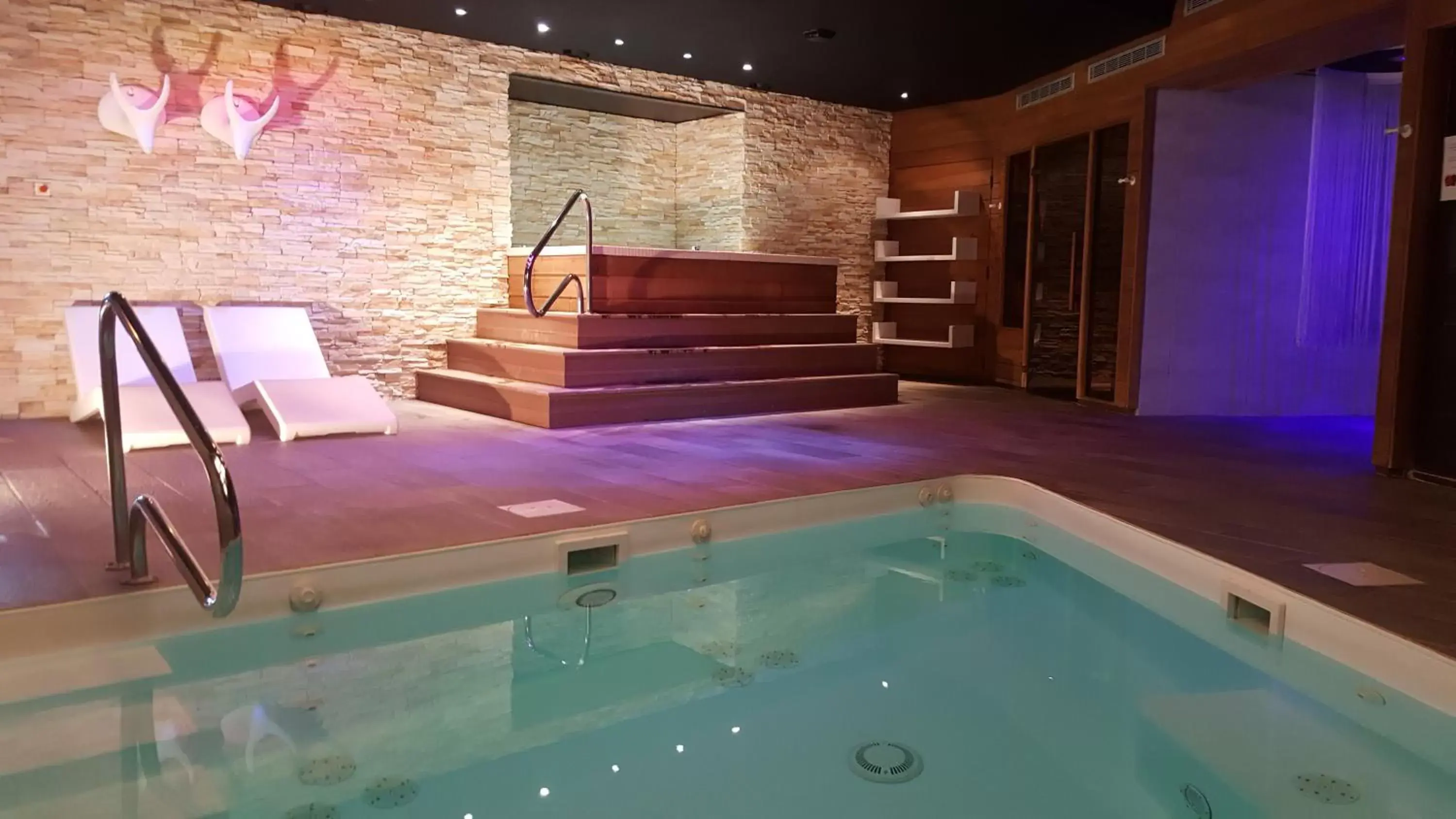 Hot Tub, Swimming Pool in Domaine de la Forêt d'Orient, Logis Hôtel, Restaurant, Spa et Golf