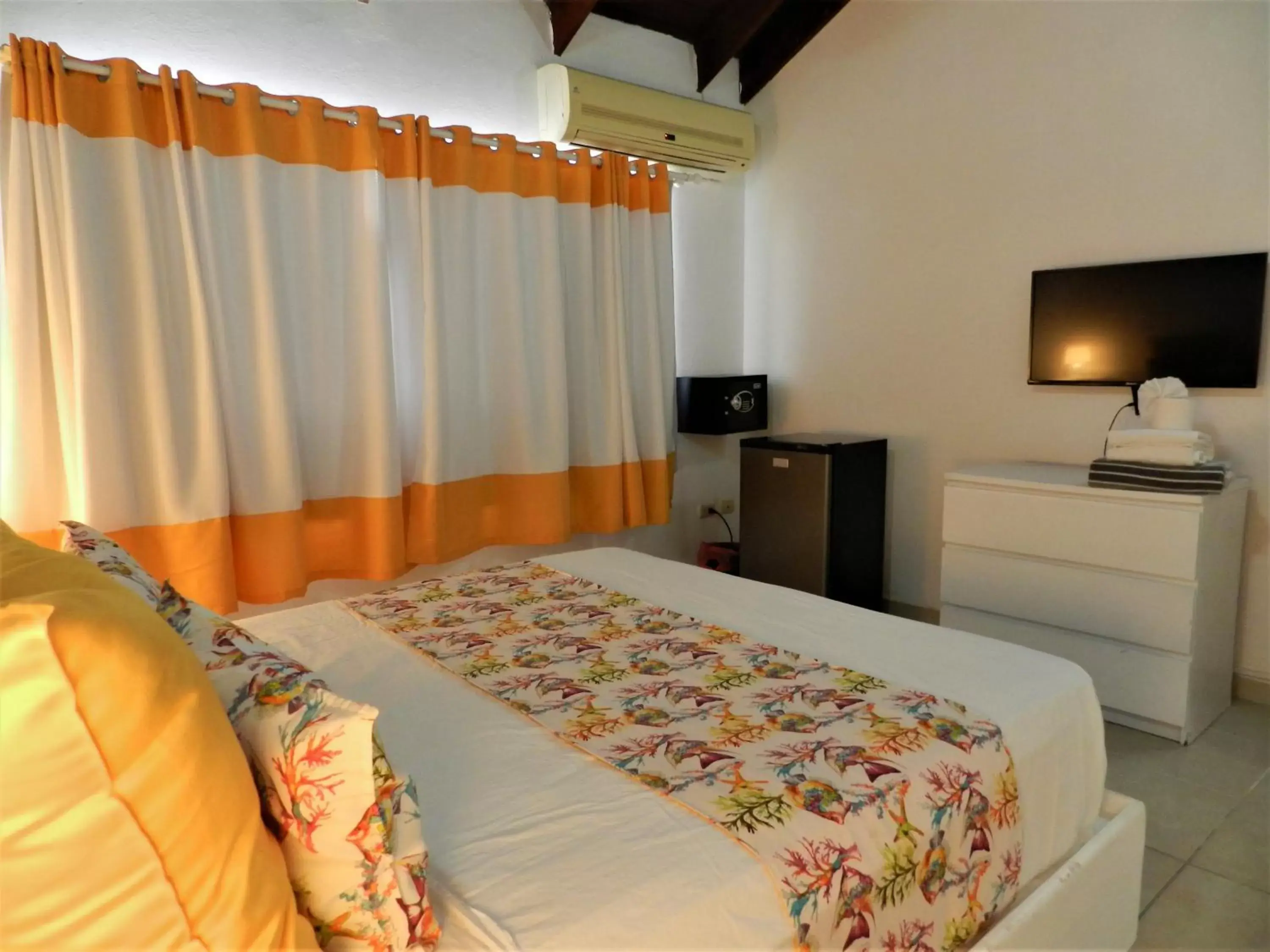 TV and multimedia, Bed in Karimar Beach Condo Hotel