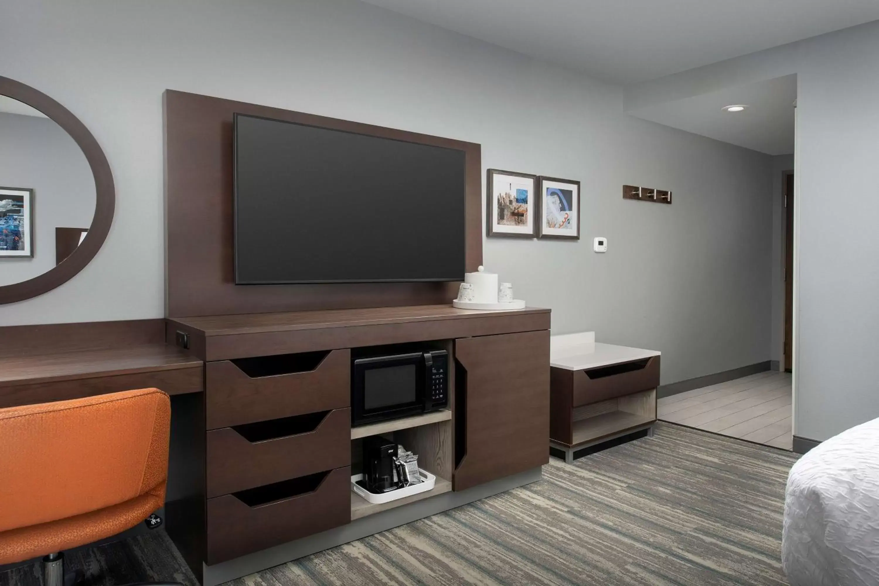 Bedroom, TV/Entertainment Center in Hampton Inn & Suites Rapid City Rushmore, SD