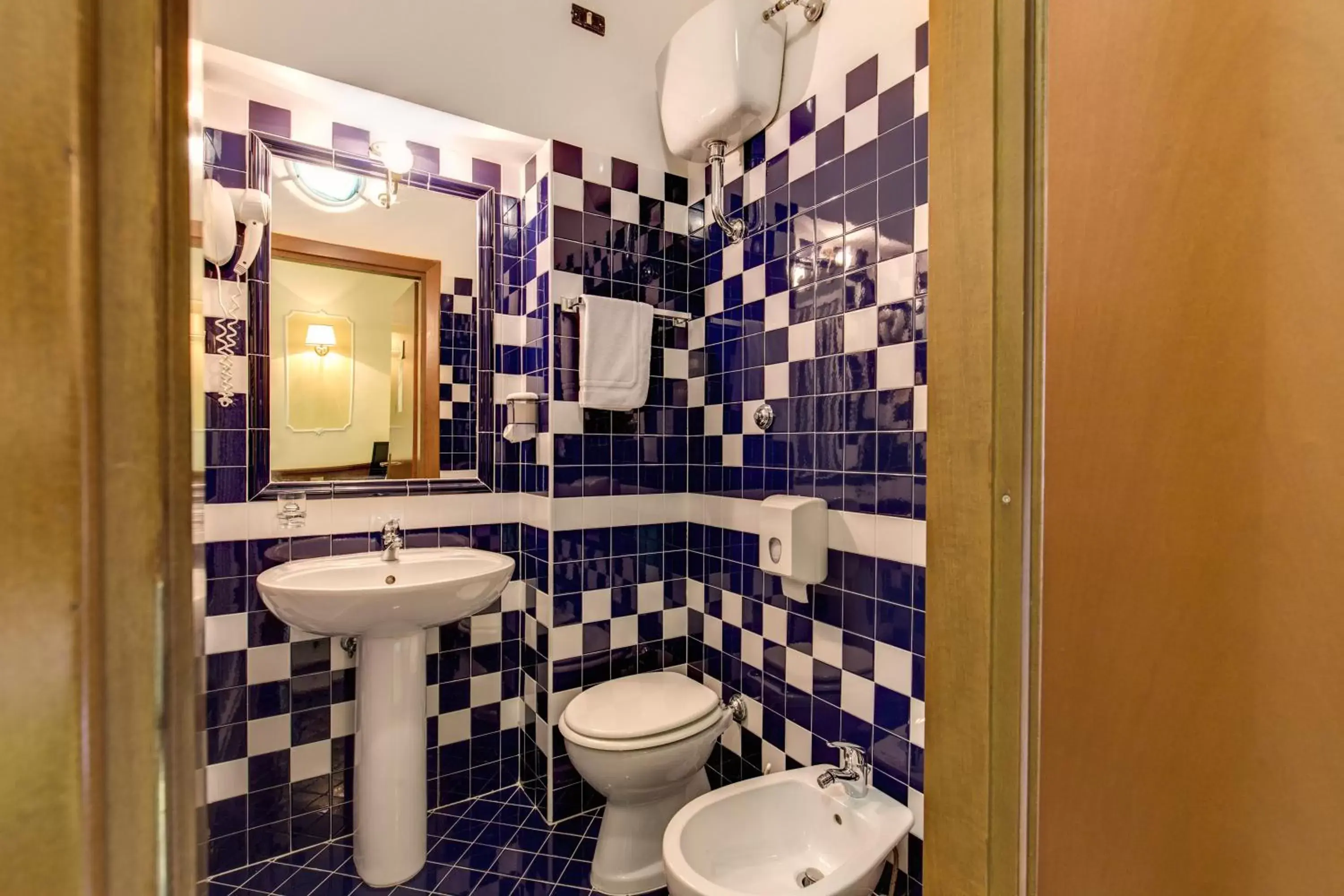 Shower, Bathroom in Cambridge Hotel