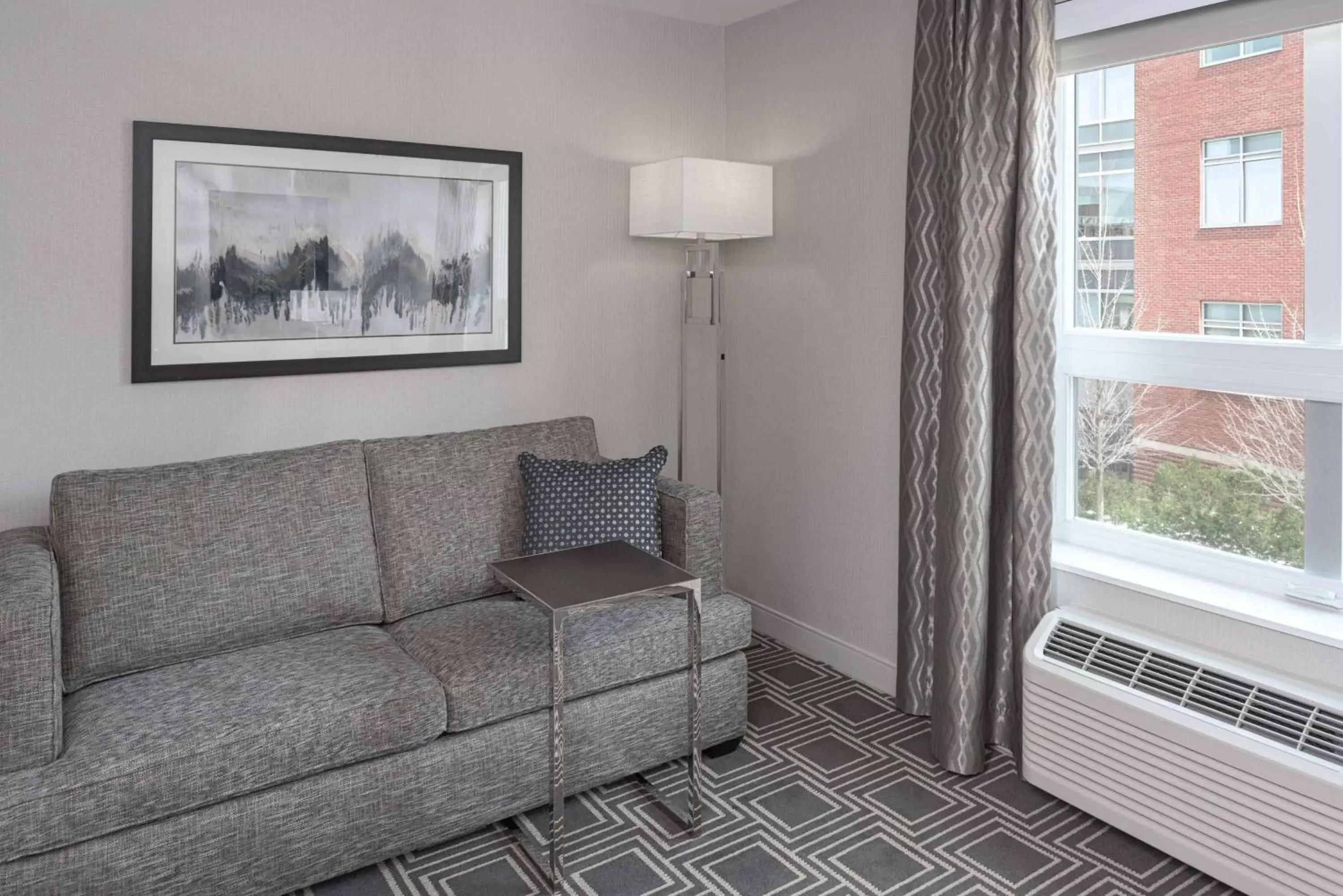 Living room, Seating Area in Hampton Inn & Suites-Worcester, MA