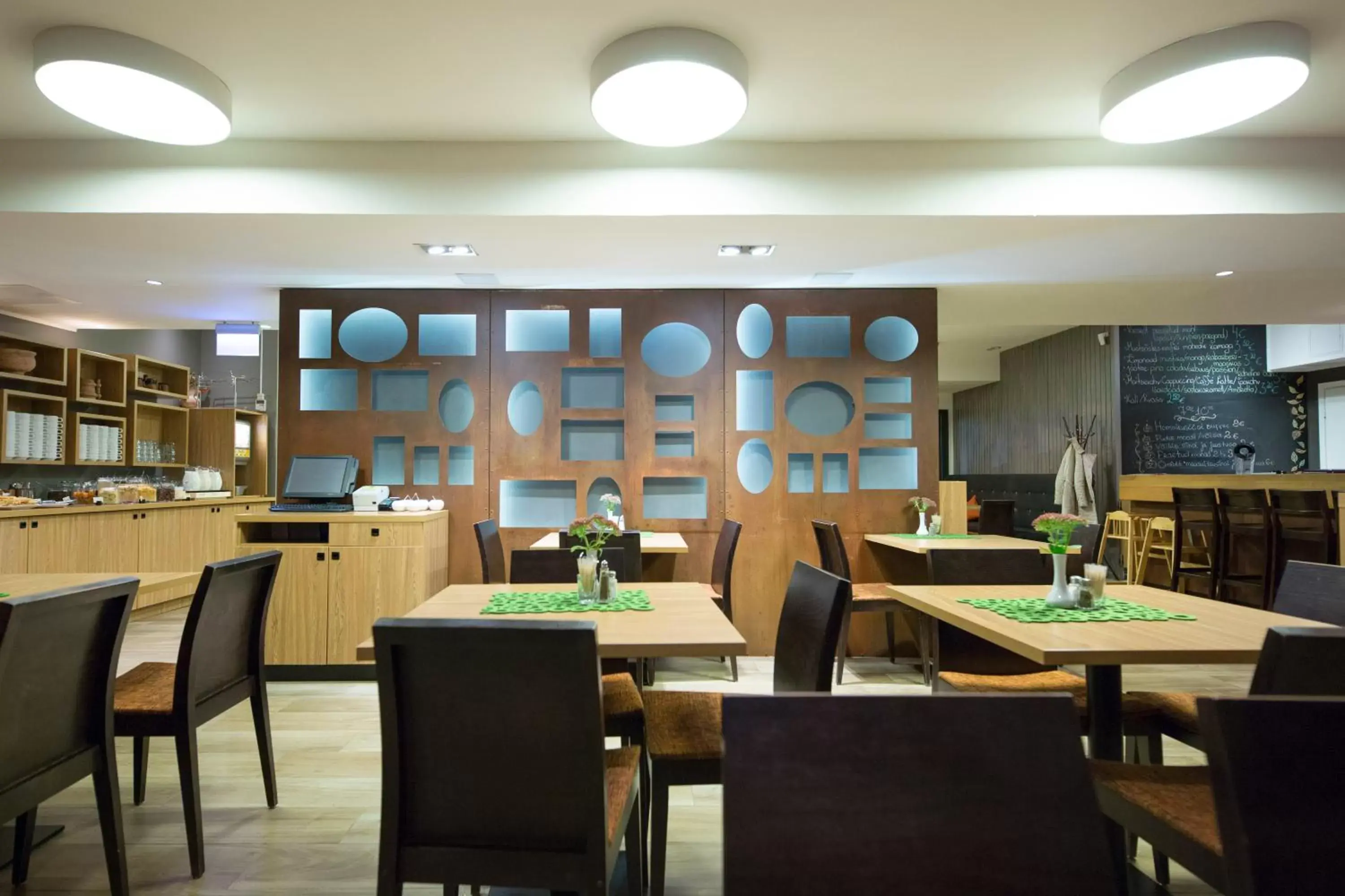 Restaurant/Places to Eat in Go Hotel Shnelli
