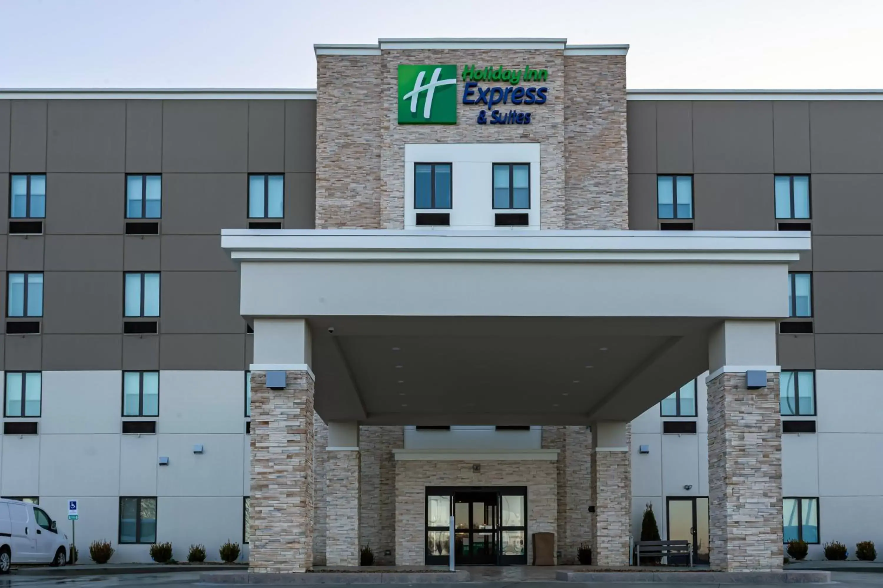 Property Building in Holiday Inn Express & Suites - Columbus - Worthington, an IHG Hotel