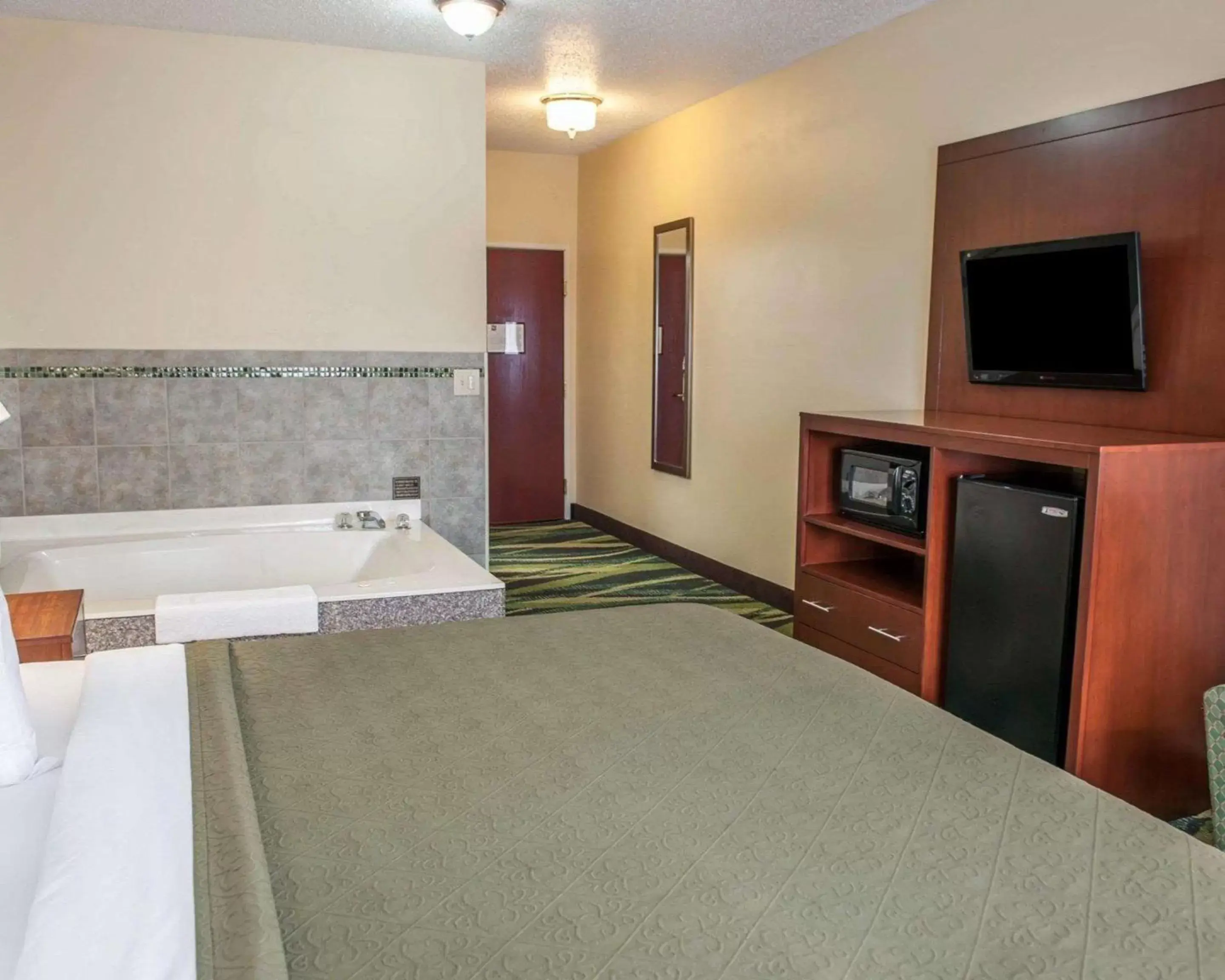 Photo of the whole room, Bed in Quality Inn & Suites South Bend Airport