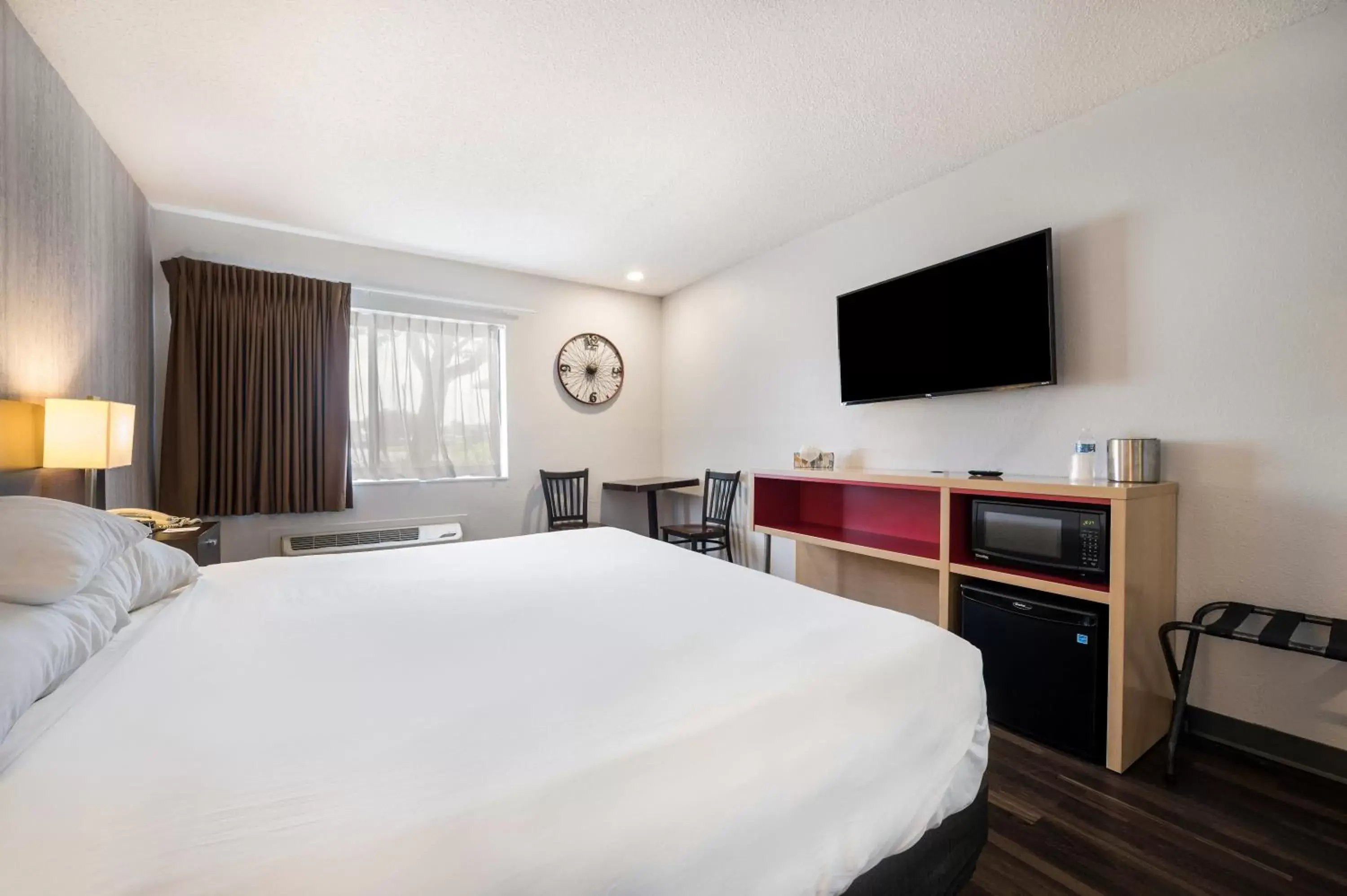 Communal lounge/ TV room, Bed in Red Lion Inn & Suites Ontario