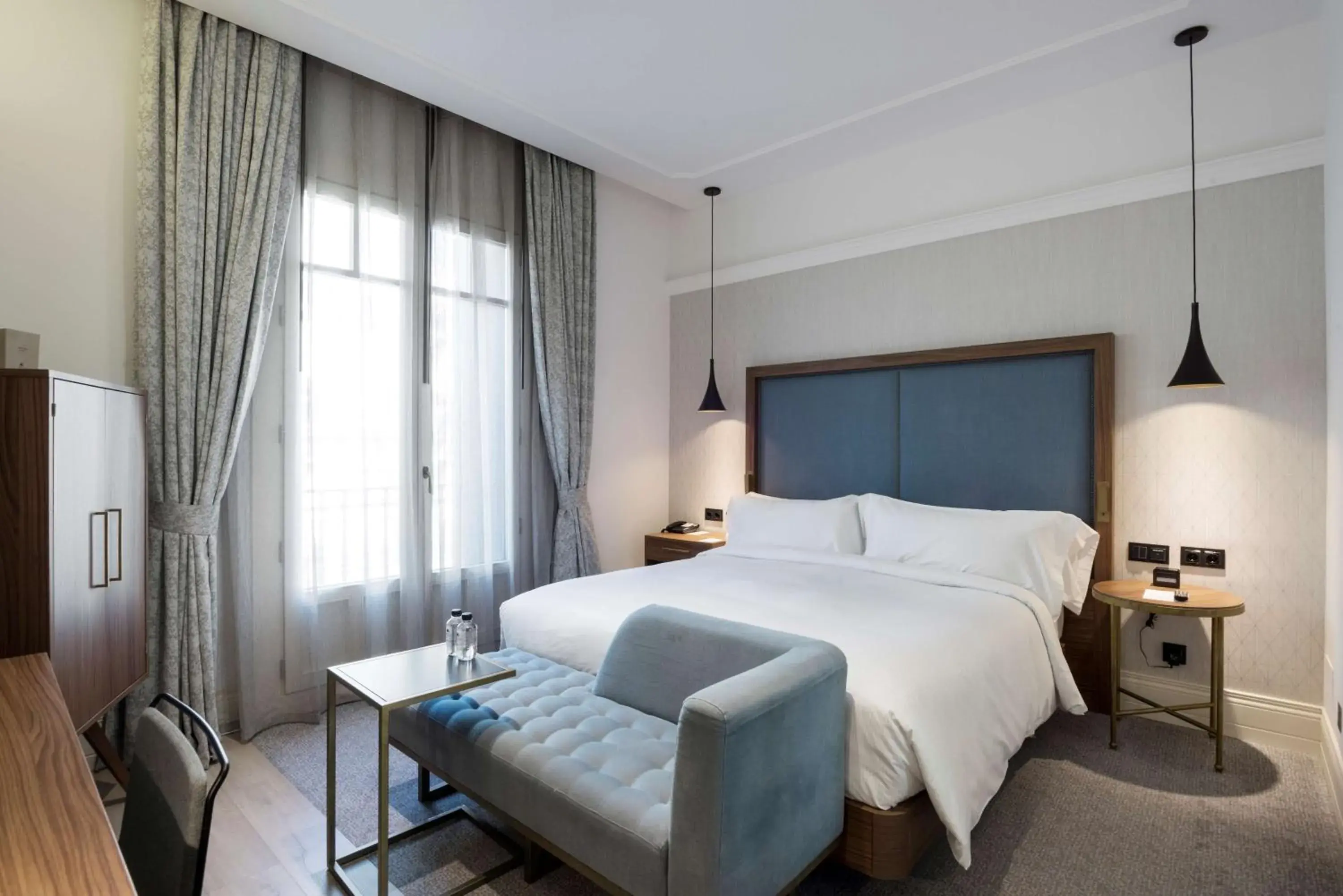 Living room, Bed in DoubleTree by Hilton Madrid-Prado