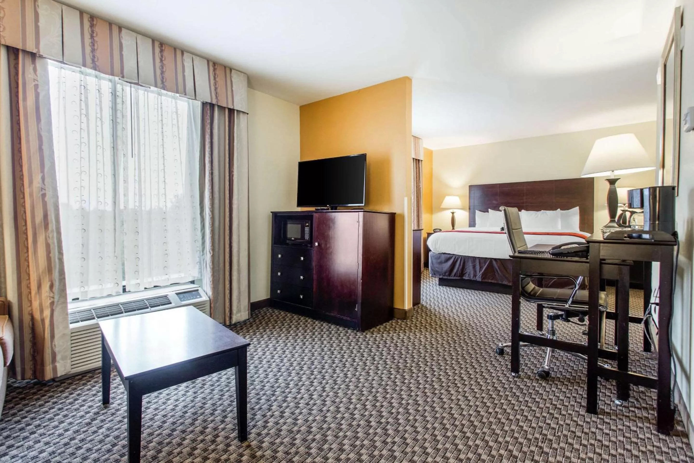 Photo of the whole room, Bed in Comfort Suites Clinton near Presbyterian College