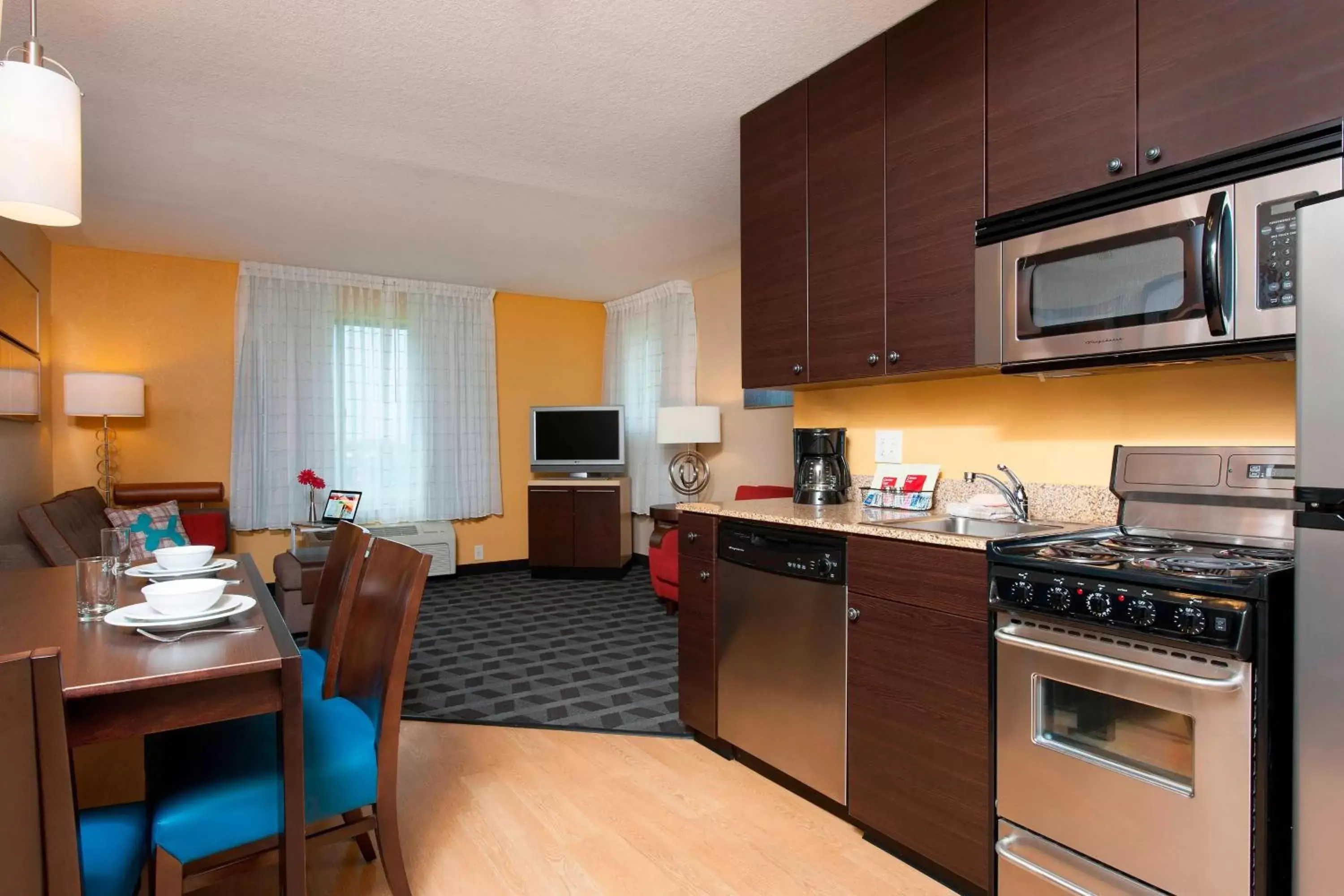 Bedroom, Kitchen/Kitchenette in TownePlace Suites Des Moines Urbandale