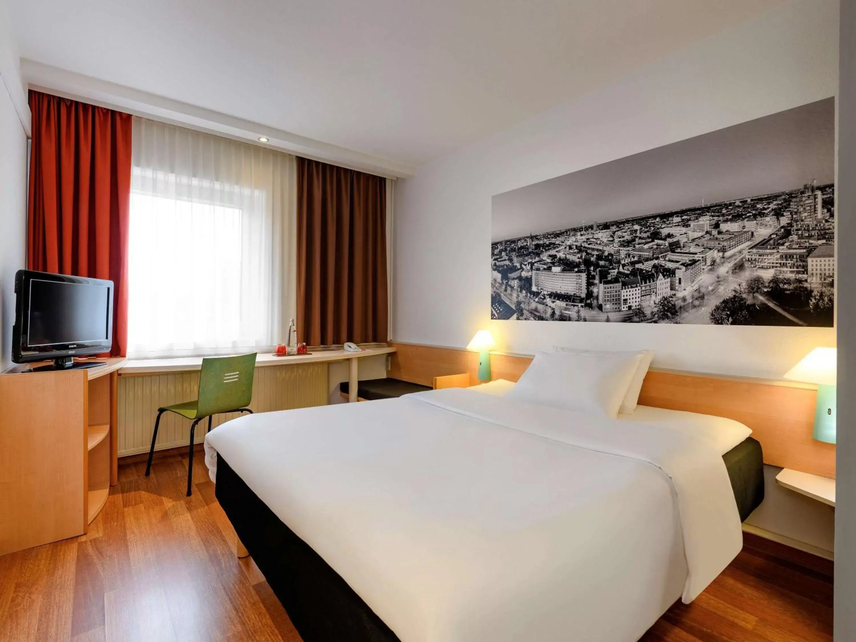 Photo of the whole room, Bed in ibis Hotel Hannover Medical Park