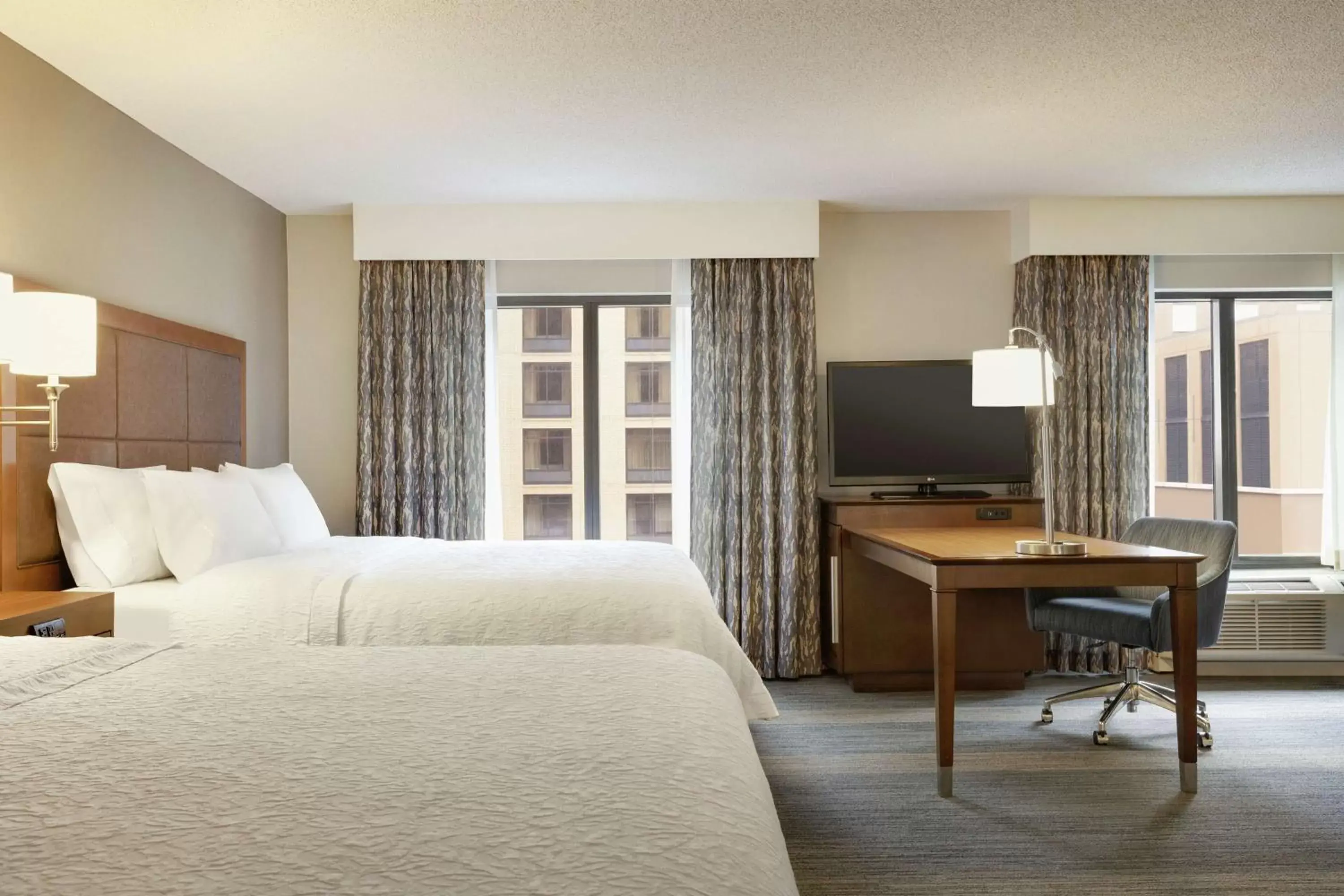 Bedroom, TV/Entertainment Center in Hampton Inn & Suites Nashville-Downtown