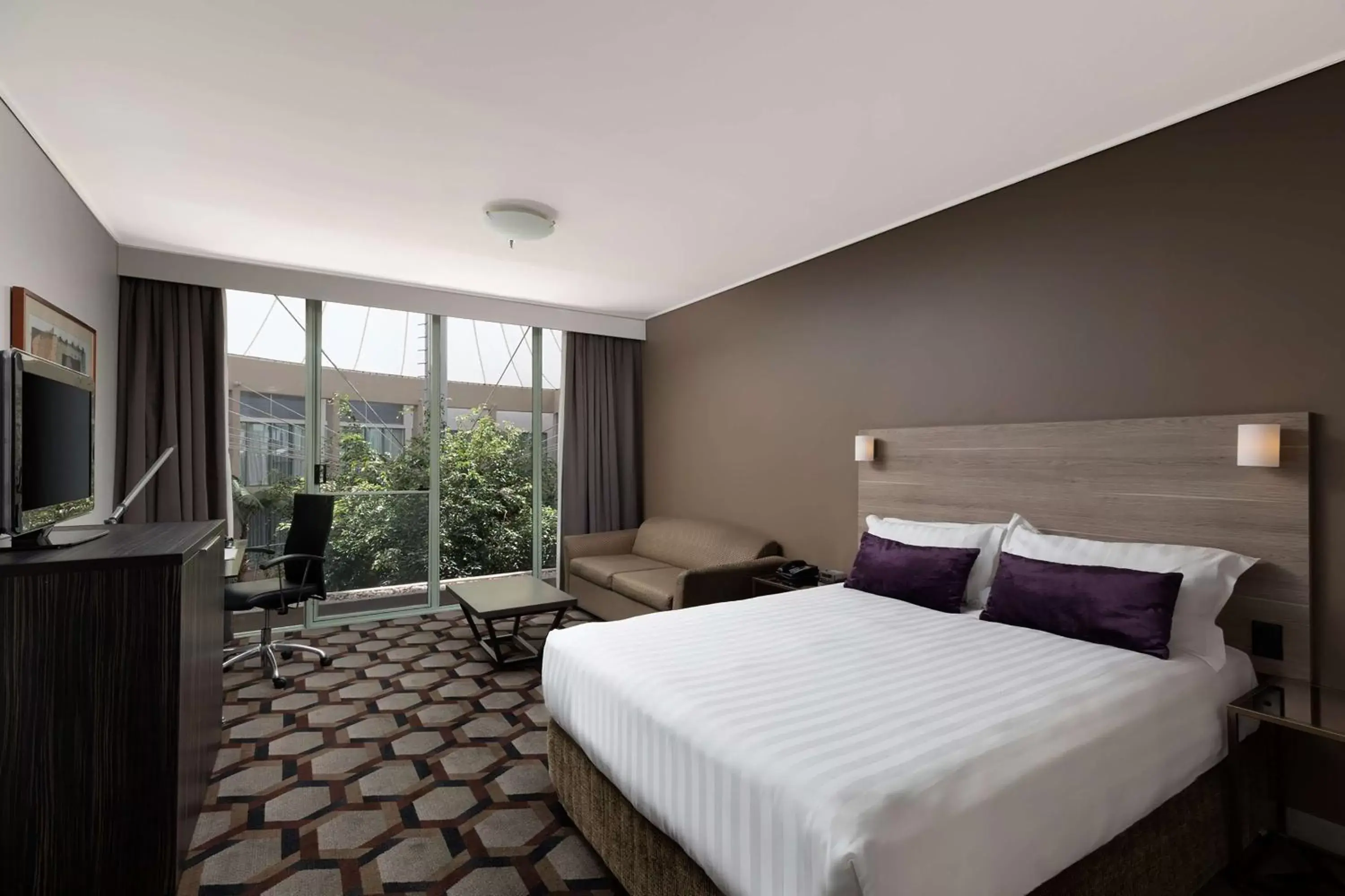 Photo of the whole room, Bed in Rydges Canberra