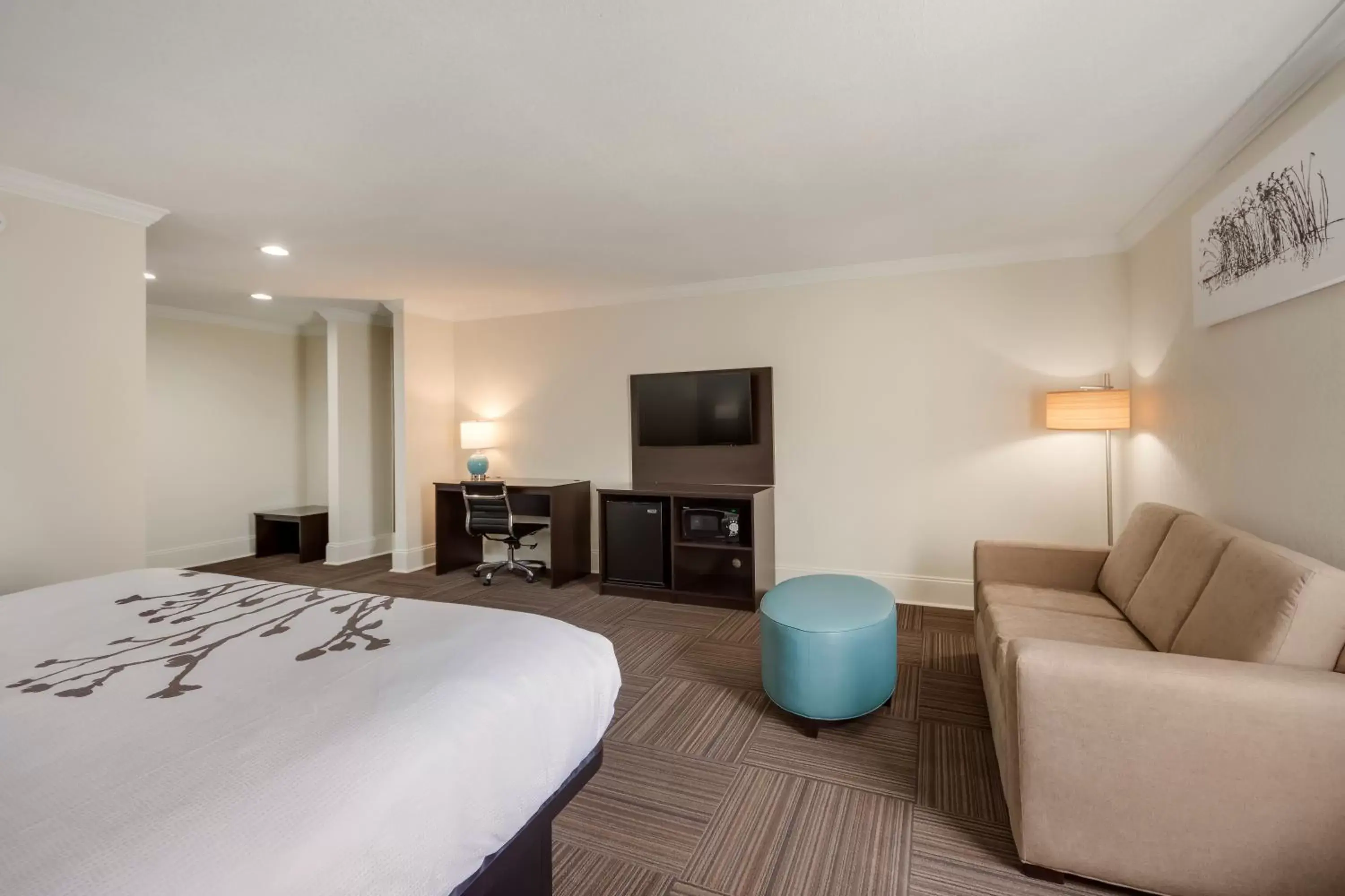 Bed, Seating Area in Sleep Inn & Suites Niceville - Destin