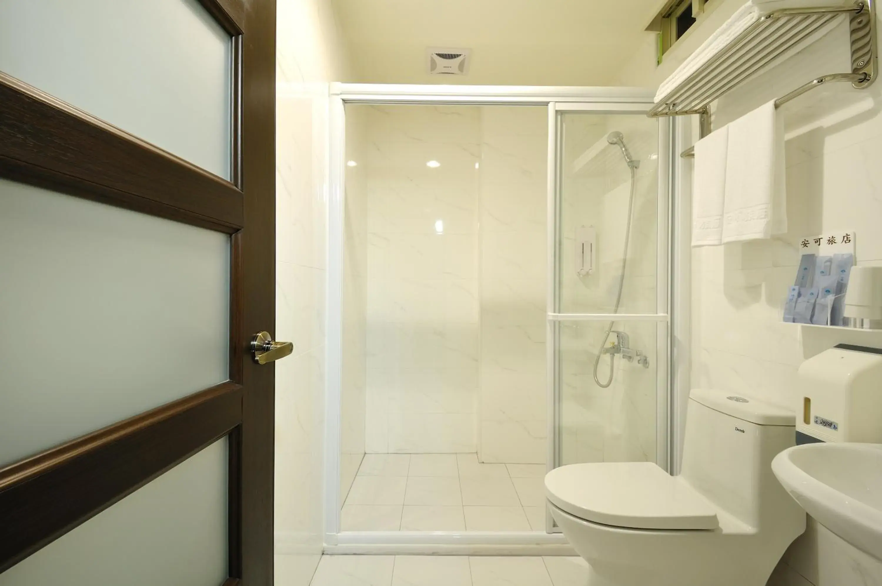 Shower, Bathroom in Bravo Hotel