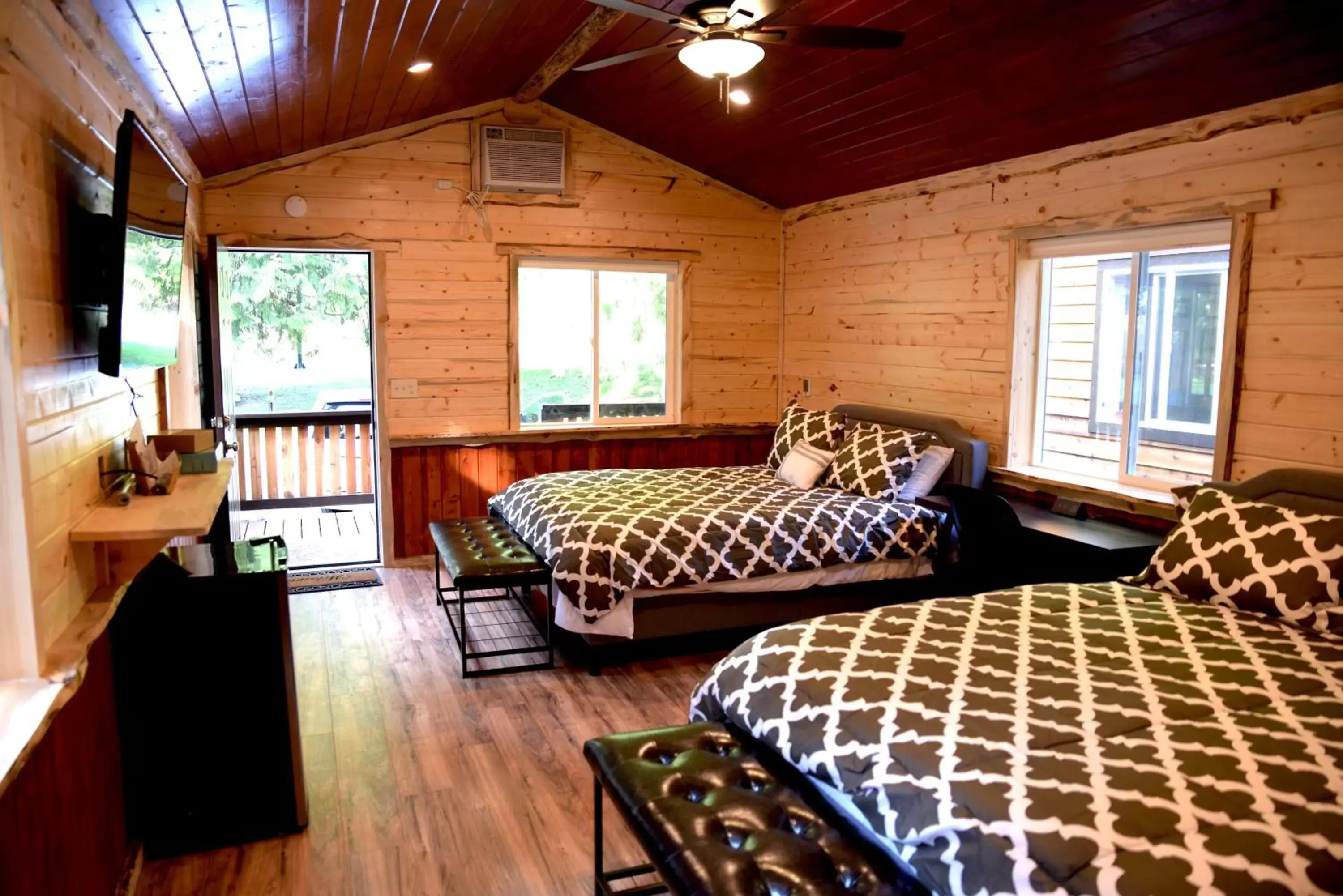 Bed in Gateway Inn & Cabins