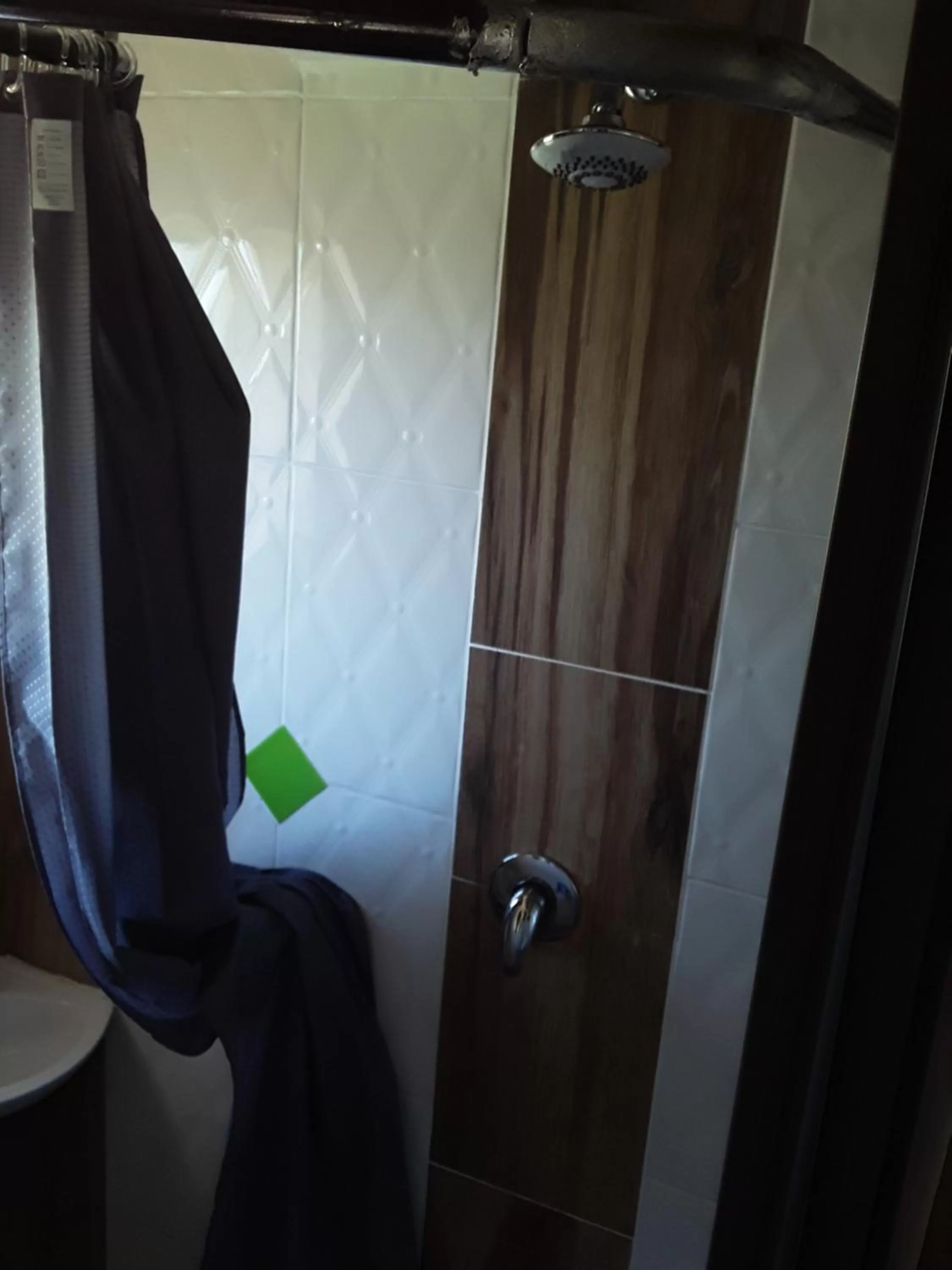 Shower in Vuya Nathi Bed and Breakfast