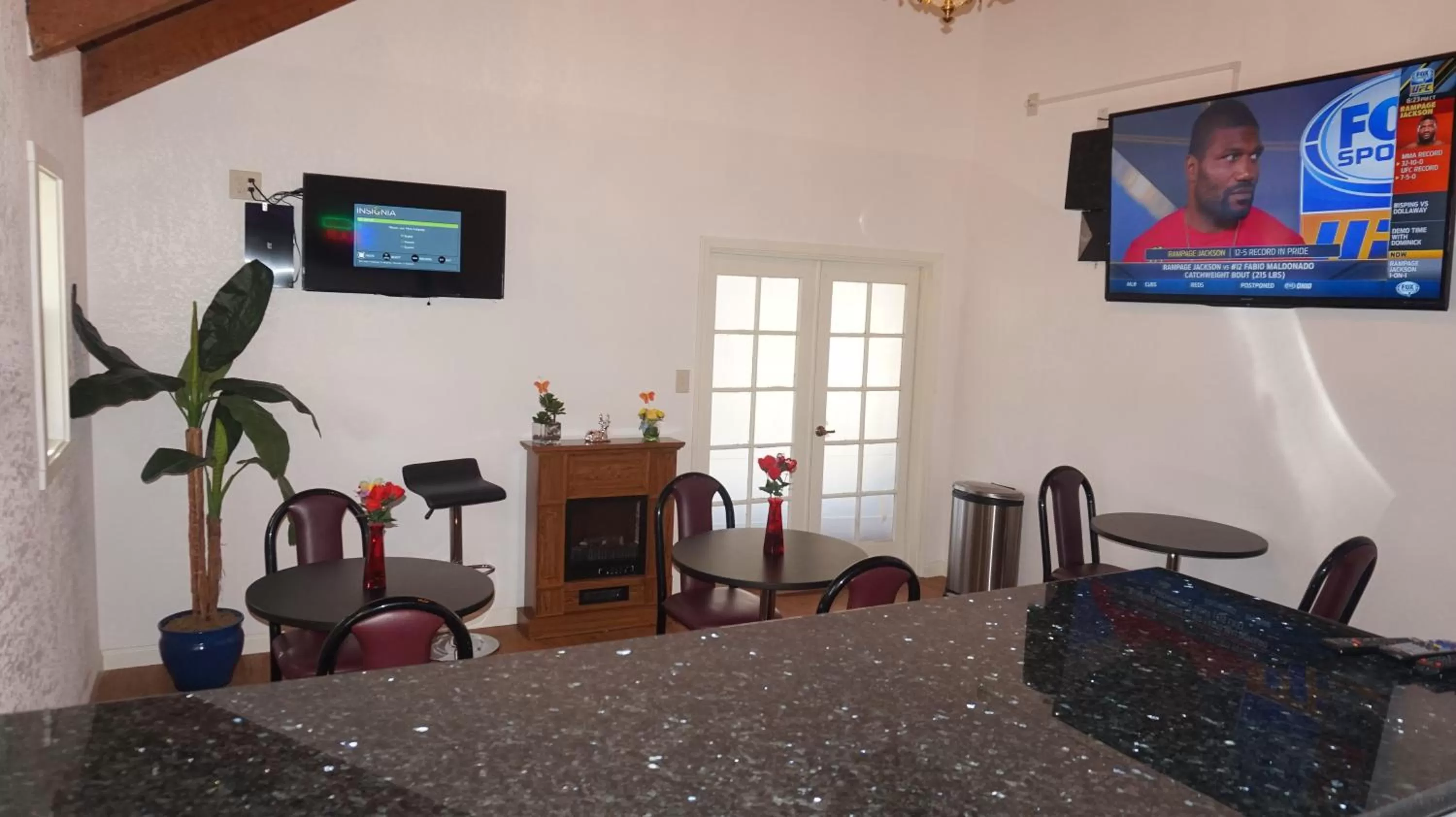 Communal lounge/ TV room in Eagle Crater Lake Inn