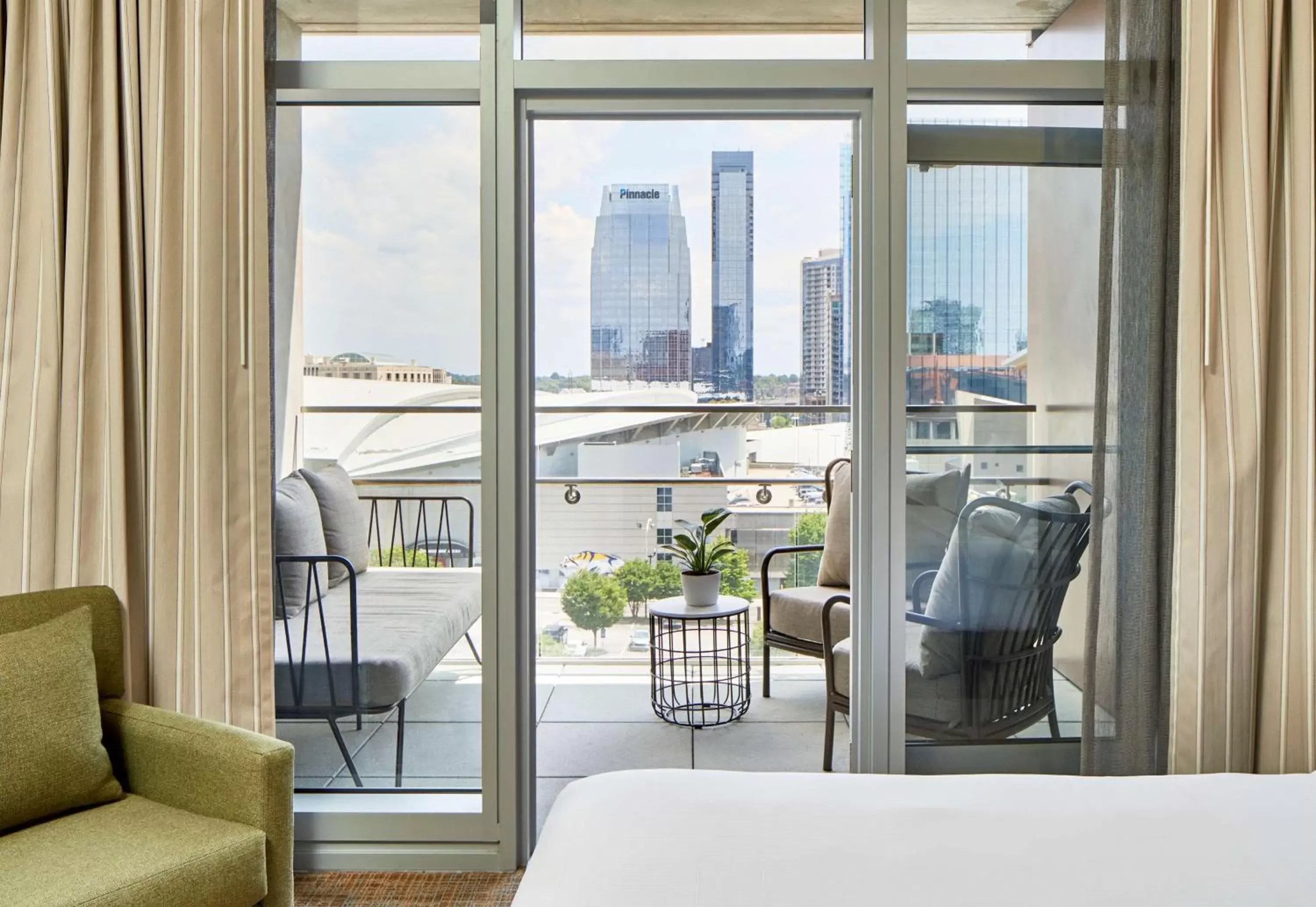 Bed in Embassy Suites by Hilton Nashville Downtown