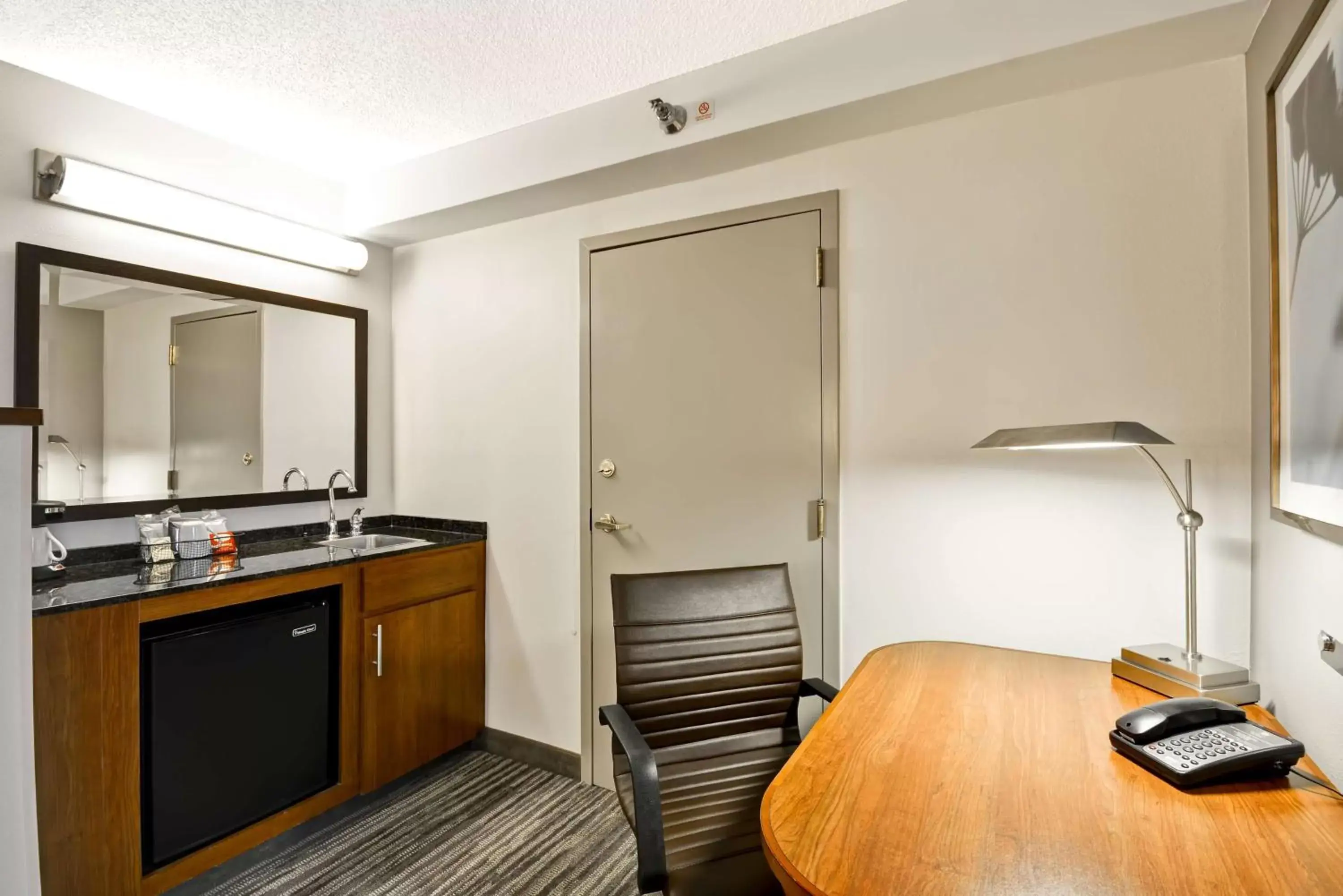 Photo of the whole room, Kitchen/Kitchenette in Hyatt Place Kansas City/Overland Park/Metcalf