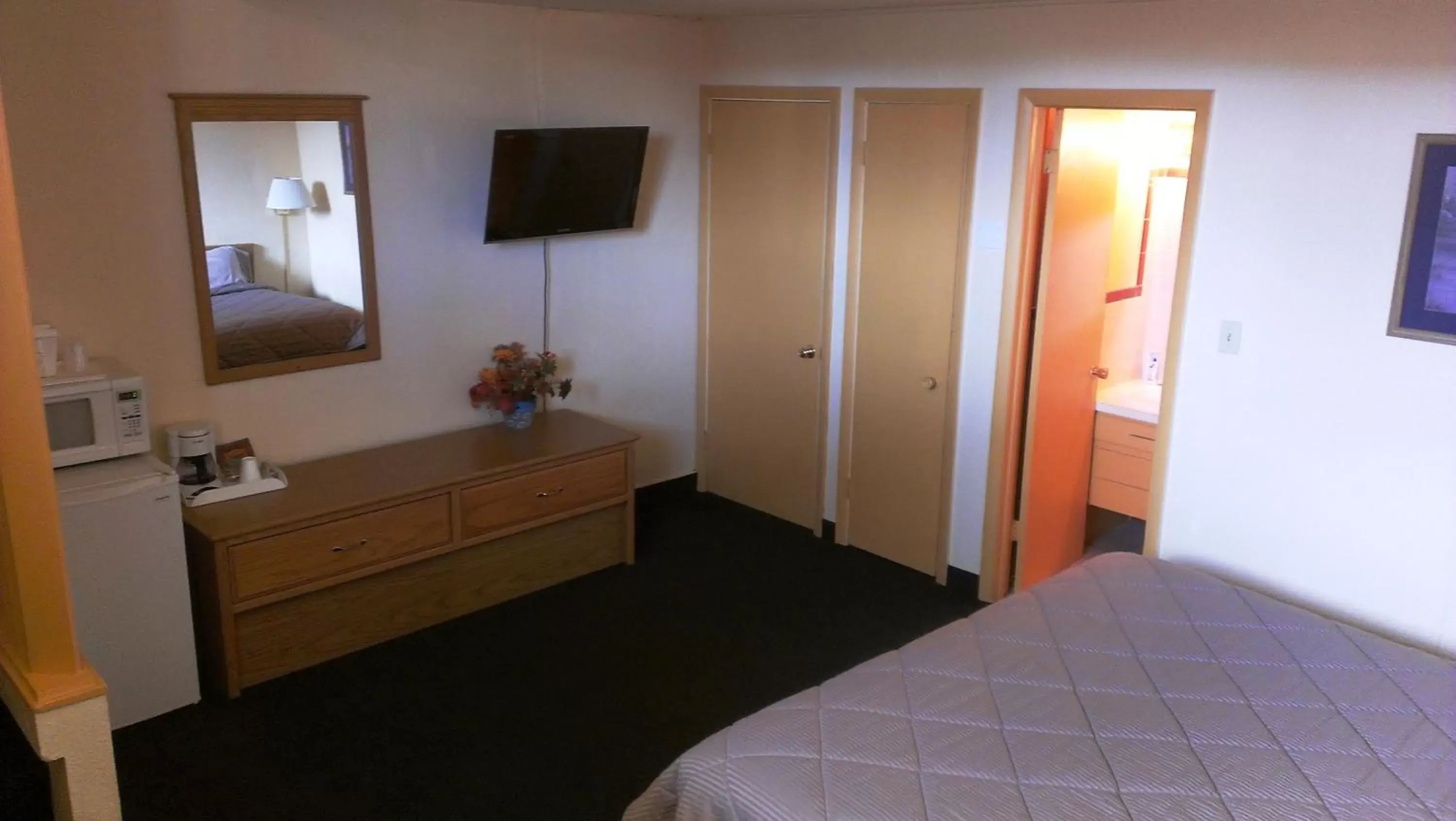Bed, TV/Entertainment Center in Western Motel