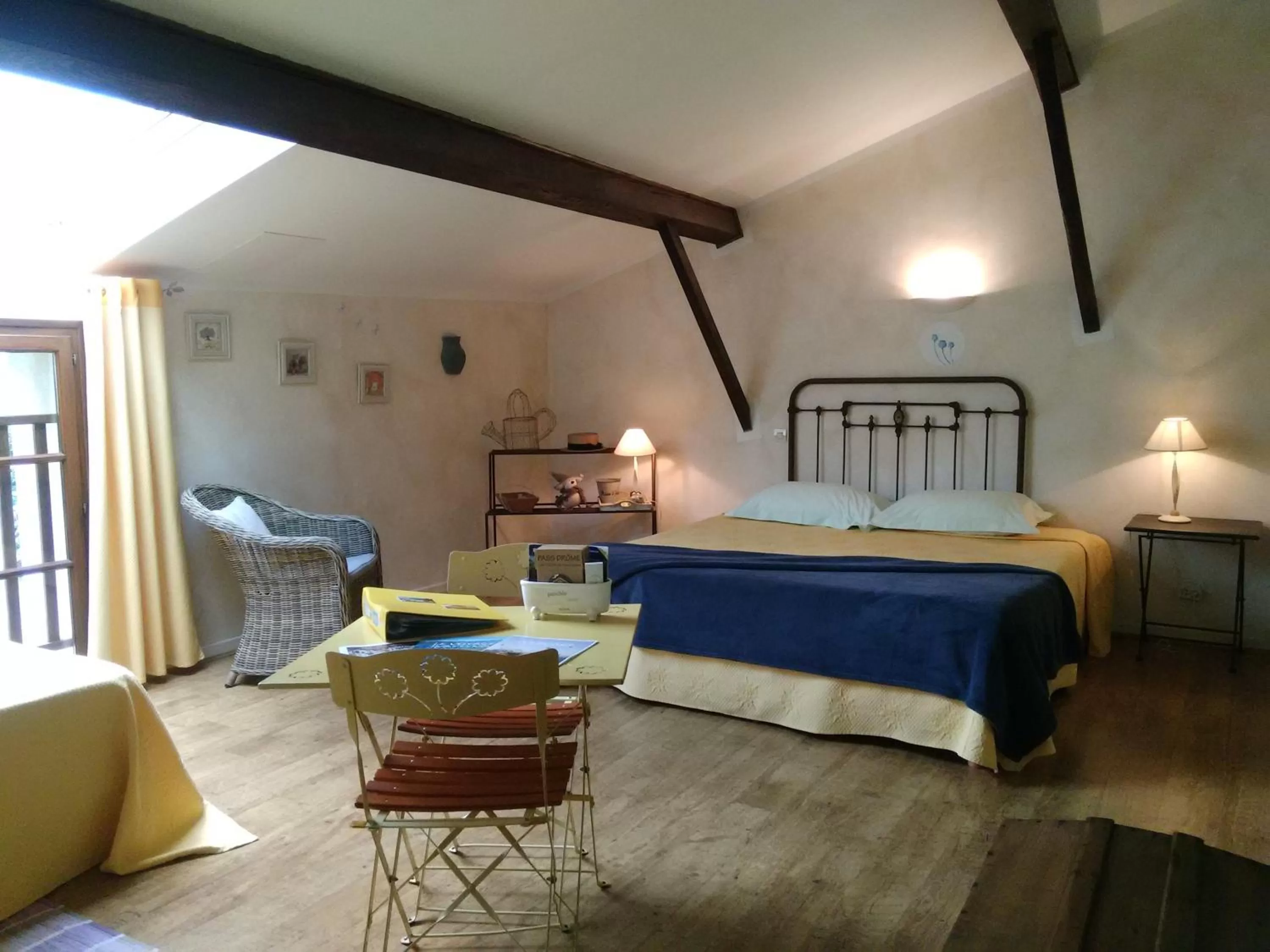 Photo of the whole room, Bed in L'Estapade des Tourelons