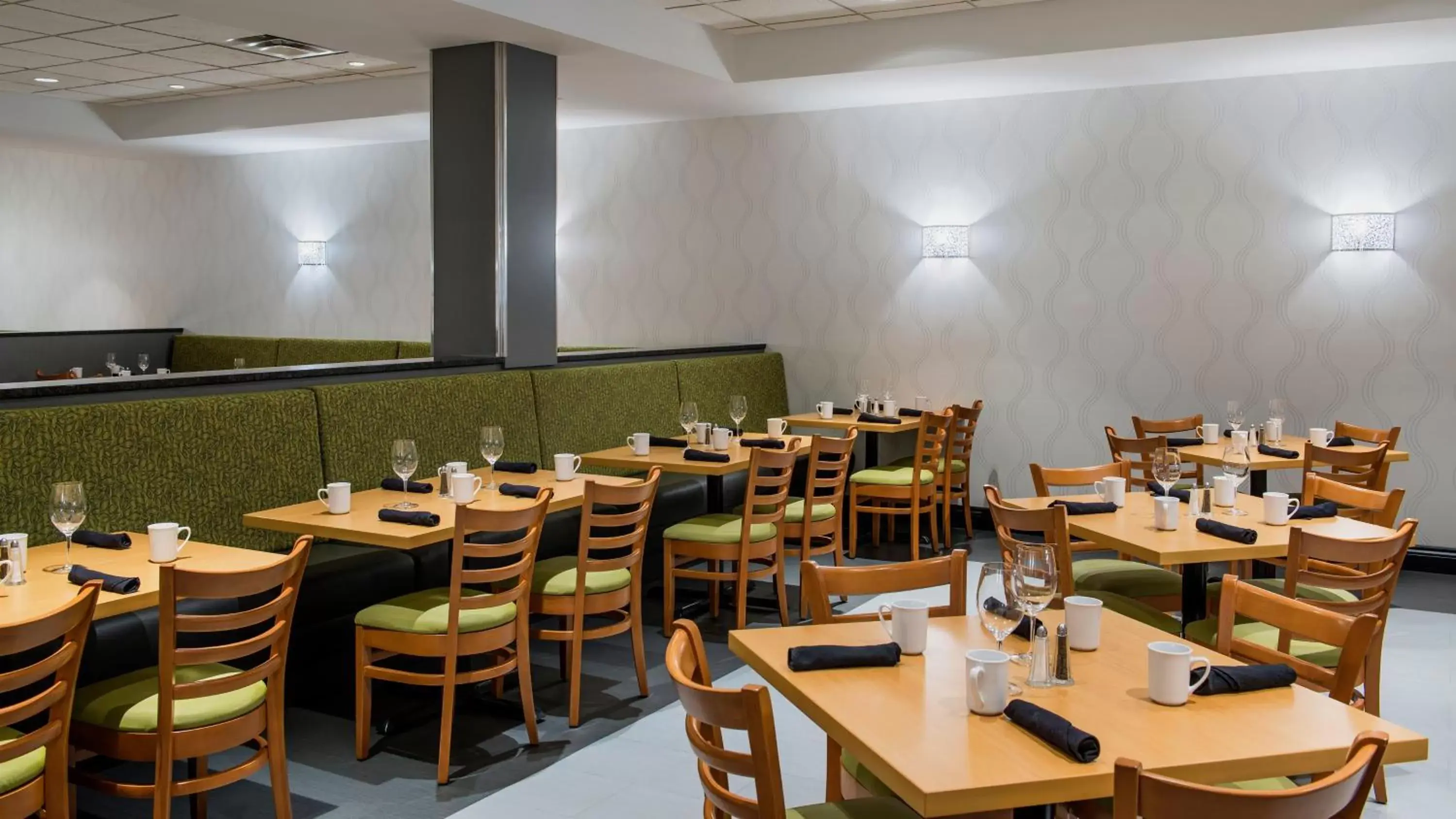 Restaurant/Places to Eat in Holiday Inn Winnipeg - Airport West, an IHG Hotel