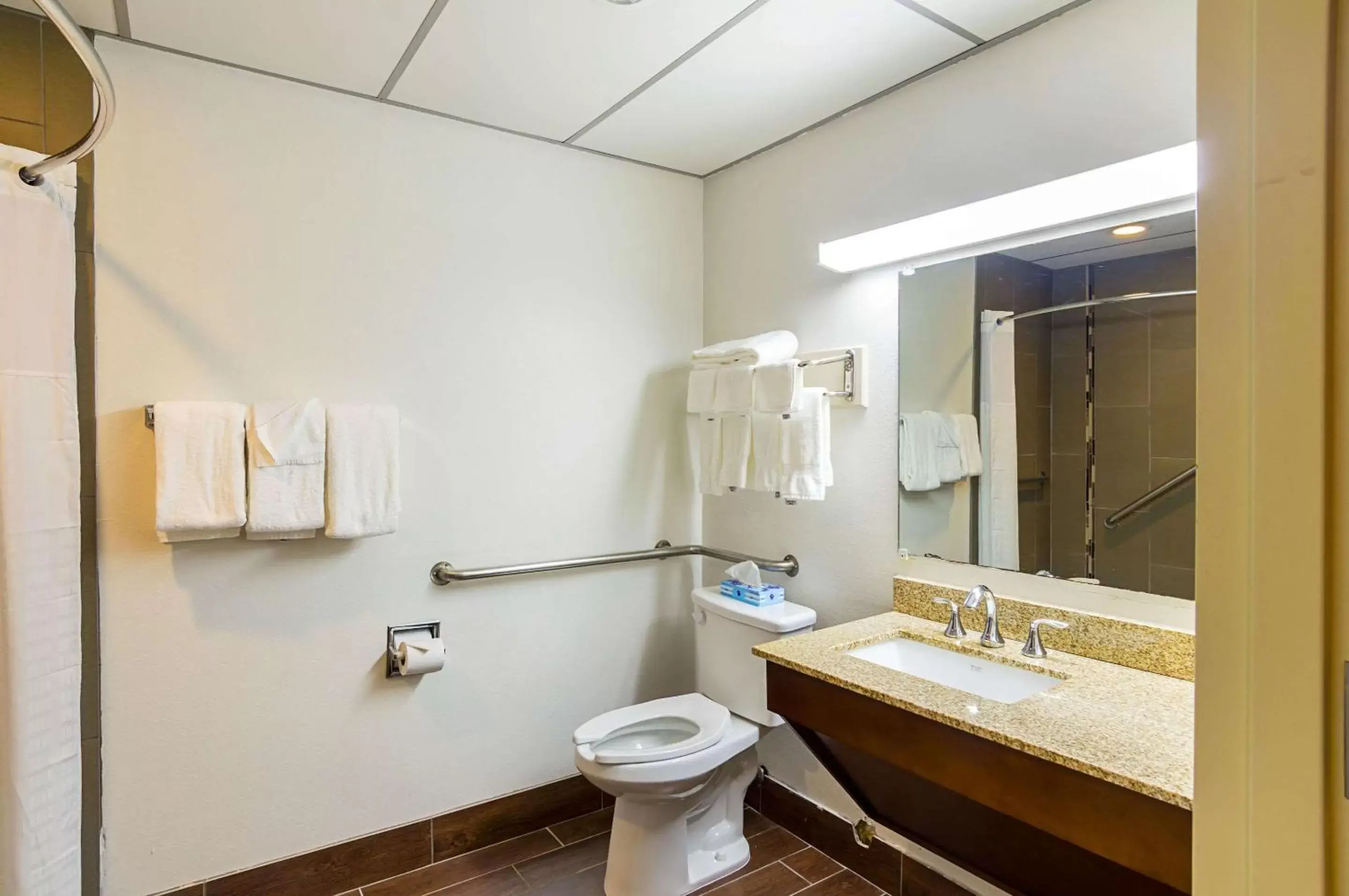 Bathroom in Quality Suites