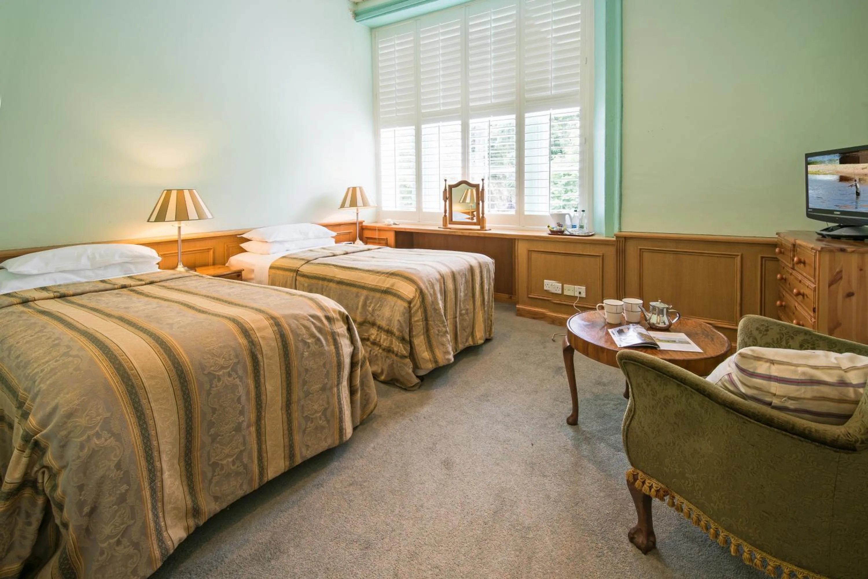 Bedroom, Bed in Queenshead Hotel Kelso