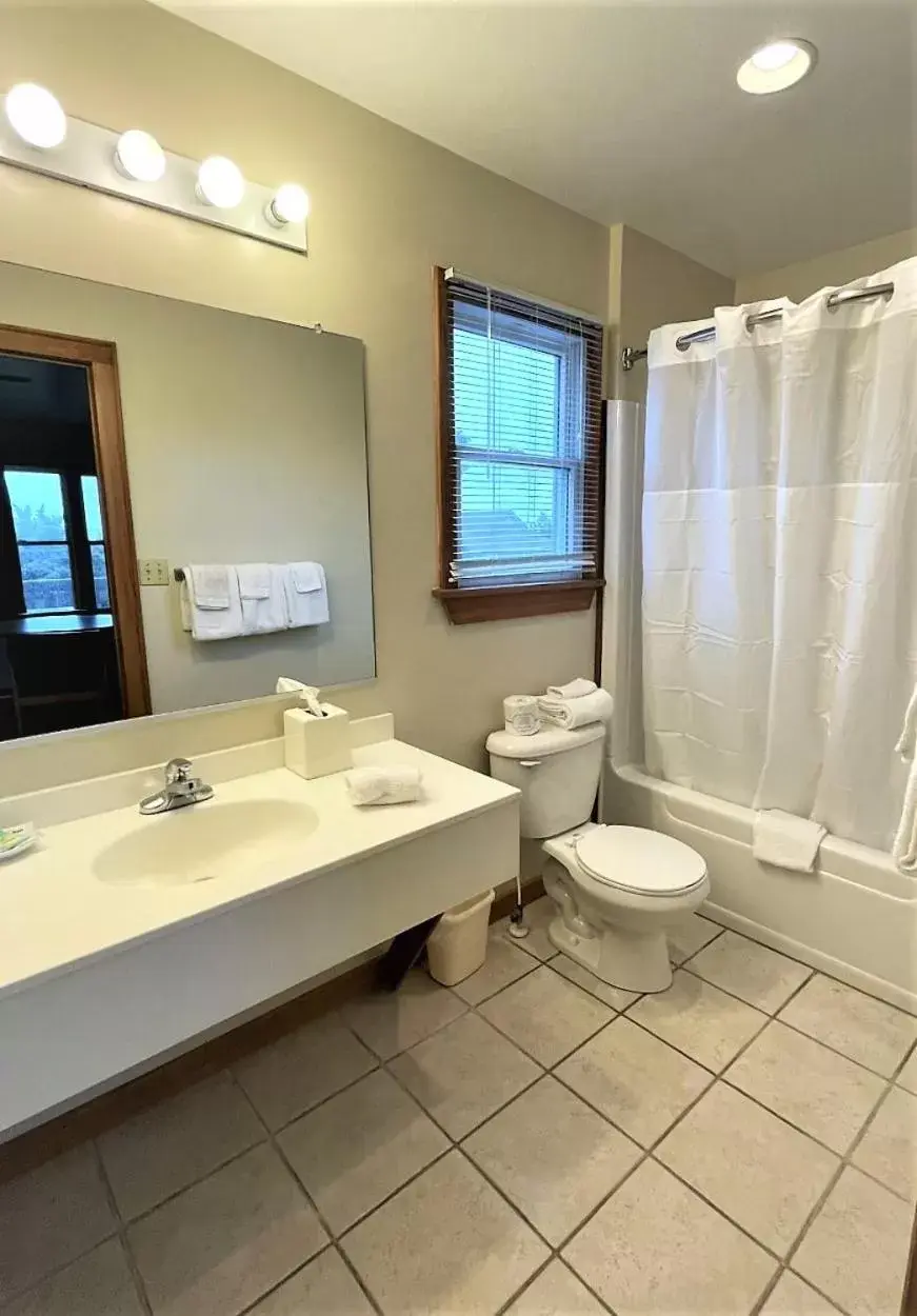 Shower, Bathroom in Pony Island Inn