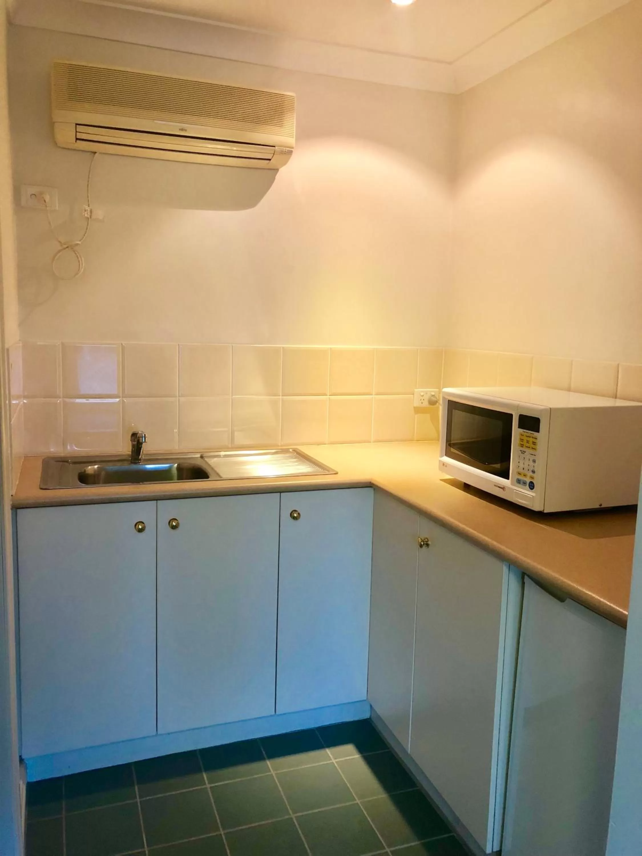 Kitchen or kitchenette in Golfview Motor Inn