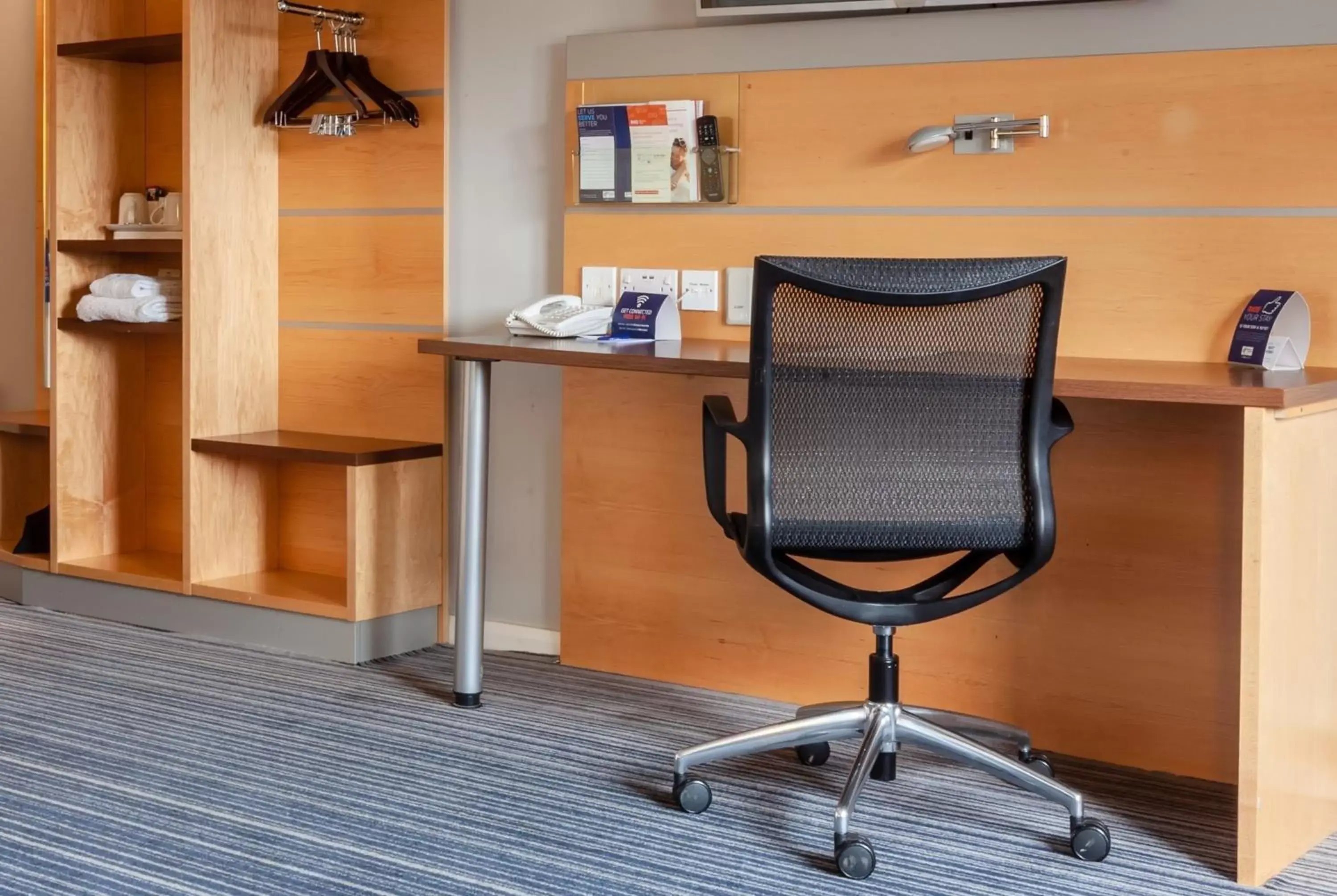 Photo of the whole room in Holiday Inn Express Edinburgh – Royal Mile by IHG Photo of the whole room in Holiday Inn Express Edinburgh – Royal Mile by IHG