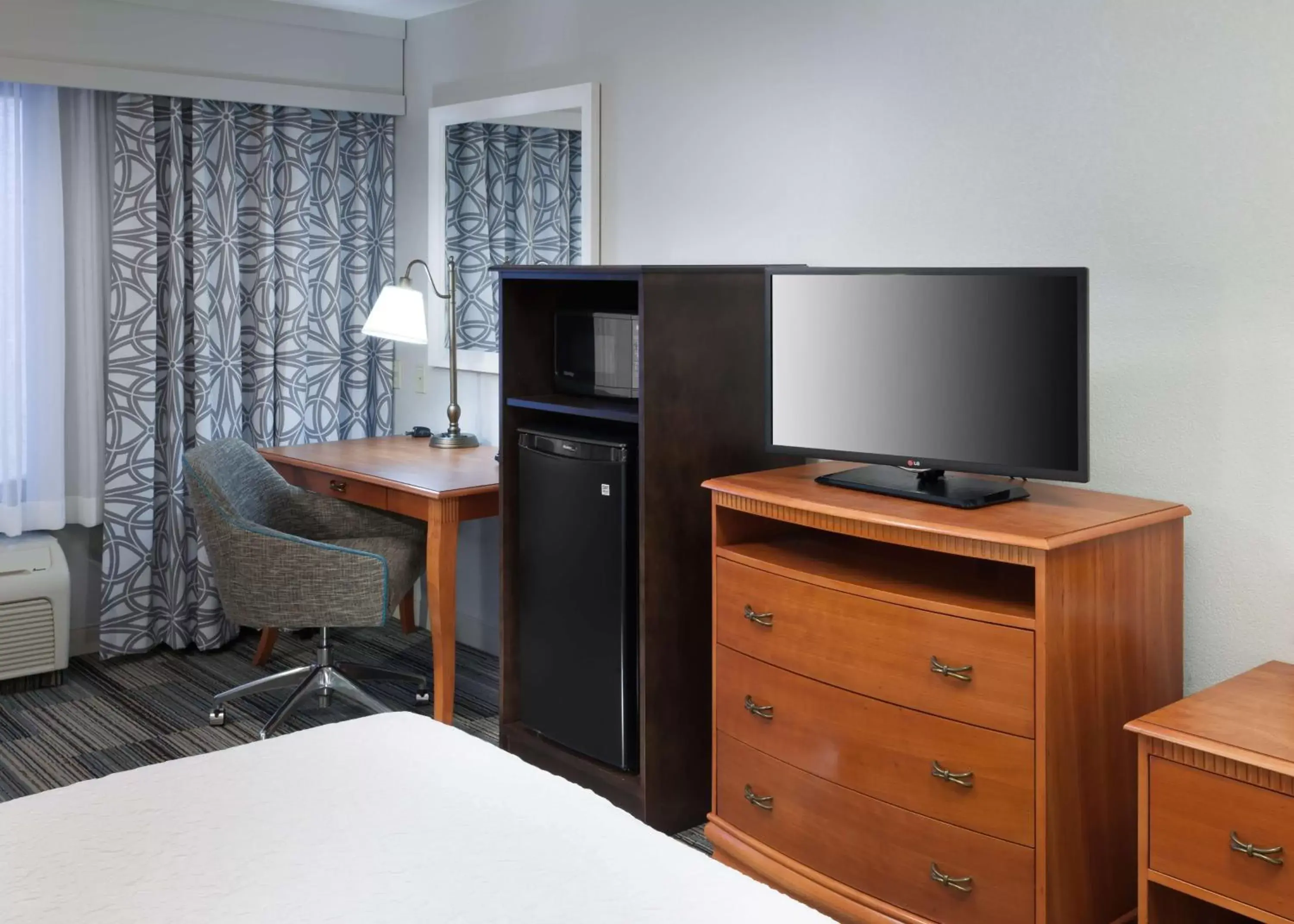Bed, TV/Entertainment Center in Hampton Inn & Suites Tulare