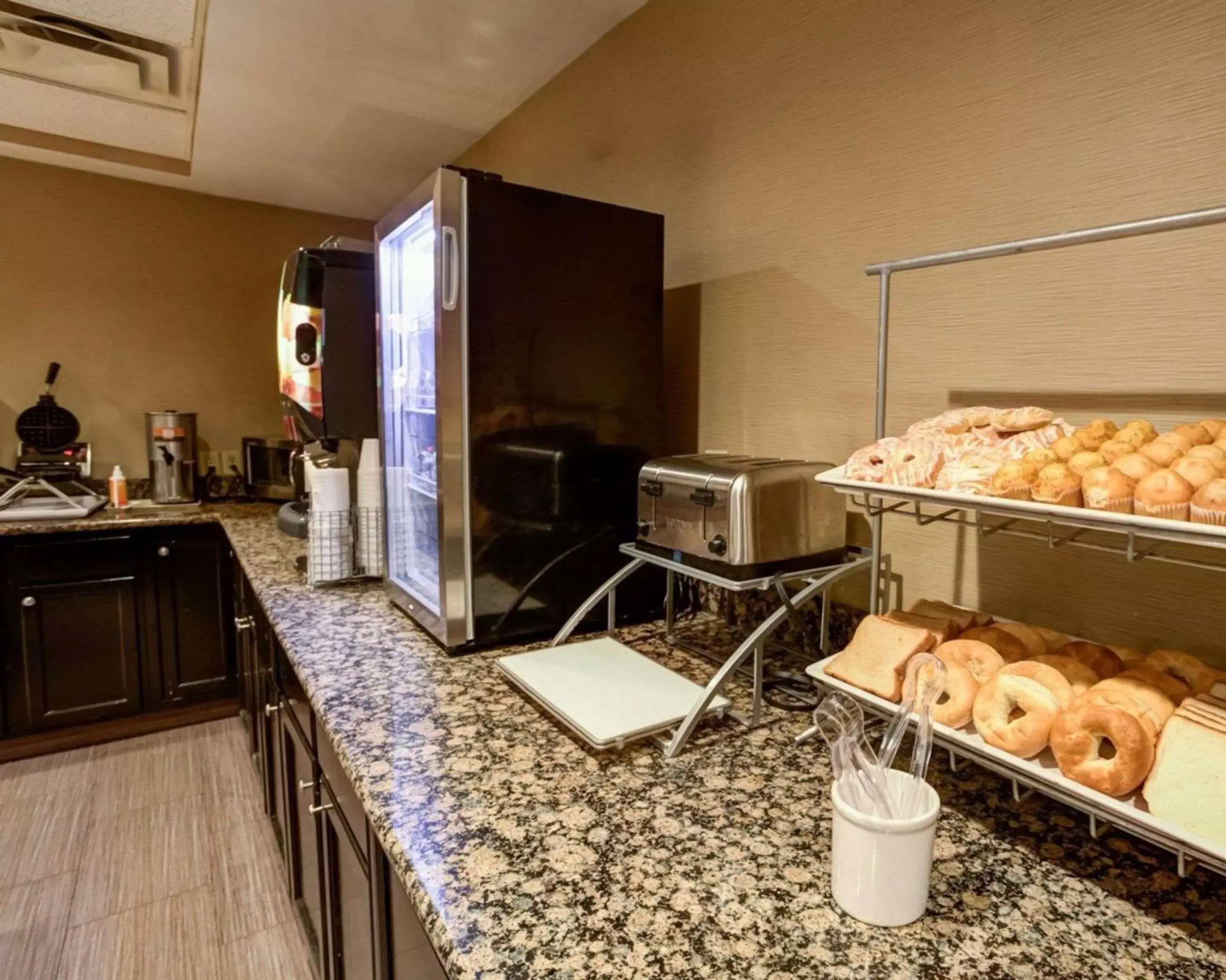 Restaurant/places to eat, Kitchen/Kitchenette in Comfort Suites Airport Charlotte