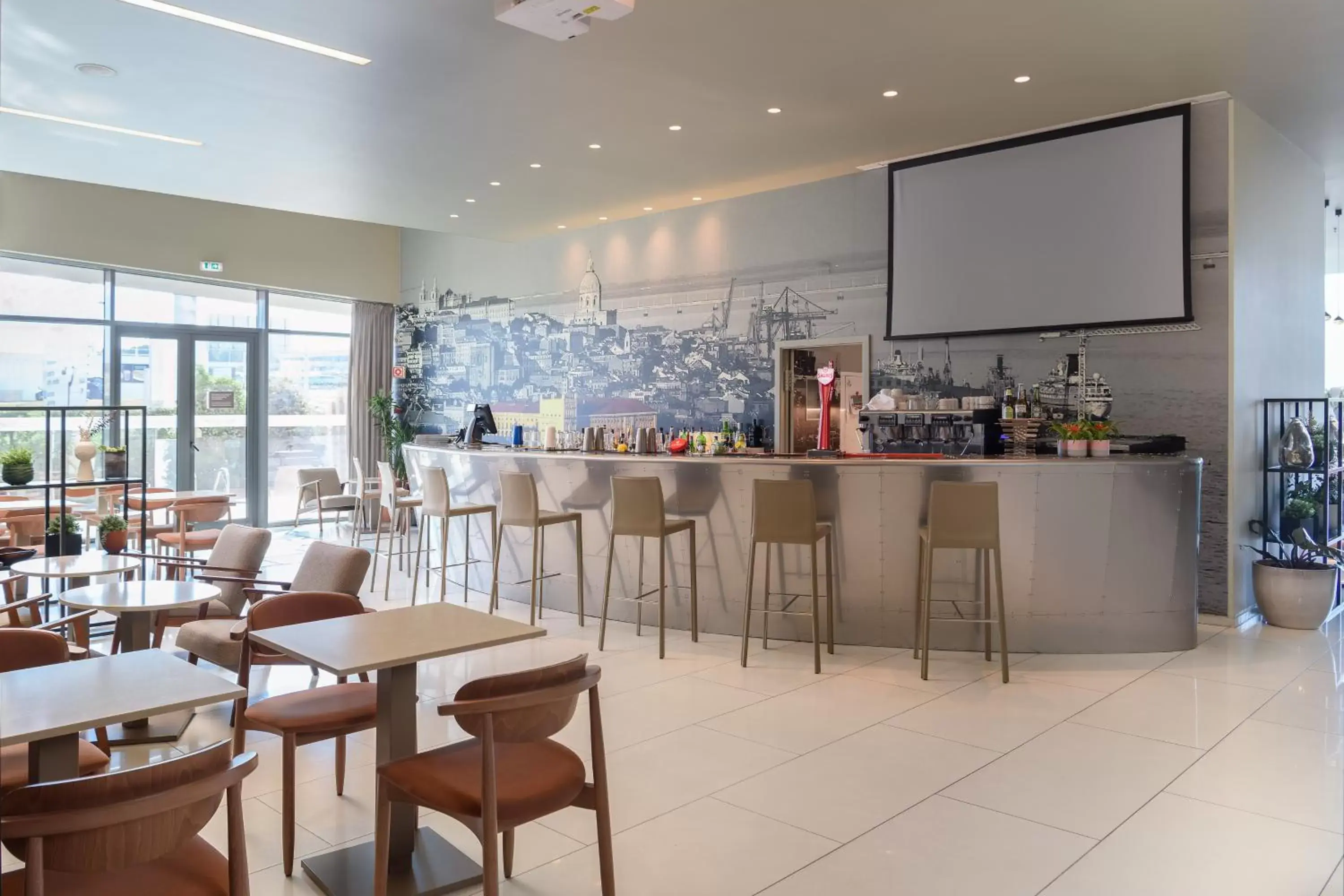 Lounge or bar, Restaurant/Places to Eat in Meliá Lisboa Aeroporto