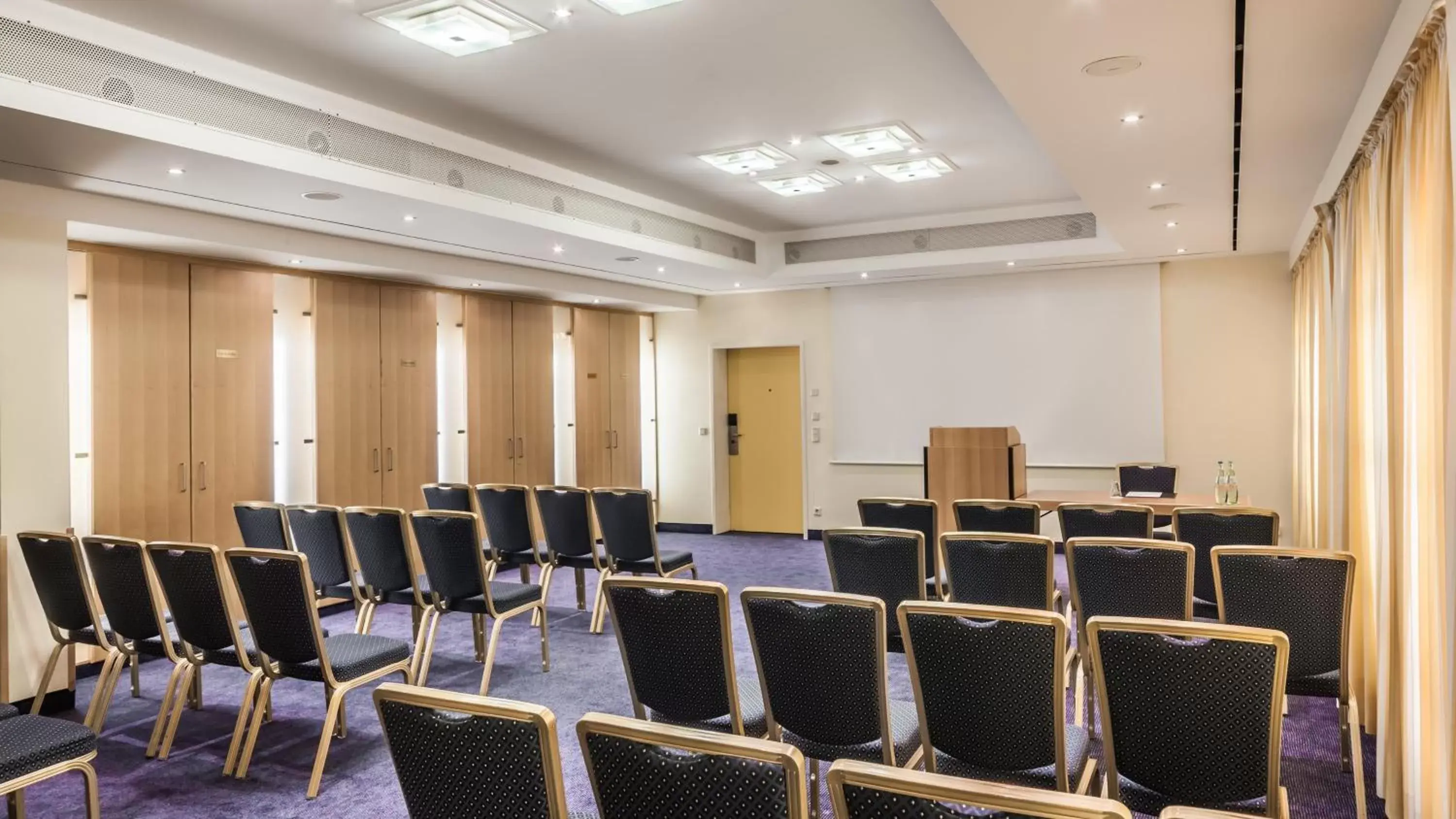 Meeting/conference room in Holiday Inn München Süd, an IHG Hotel