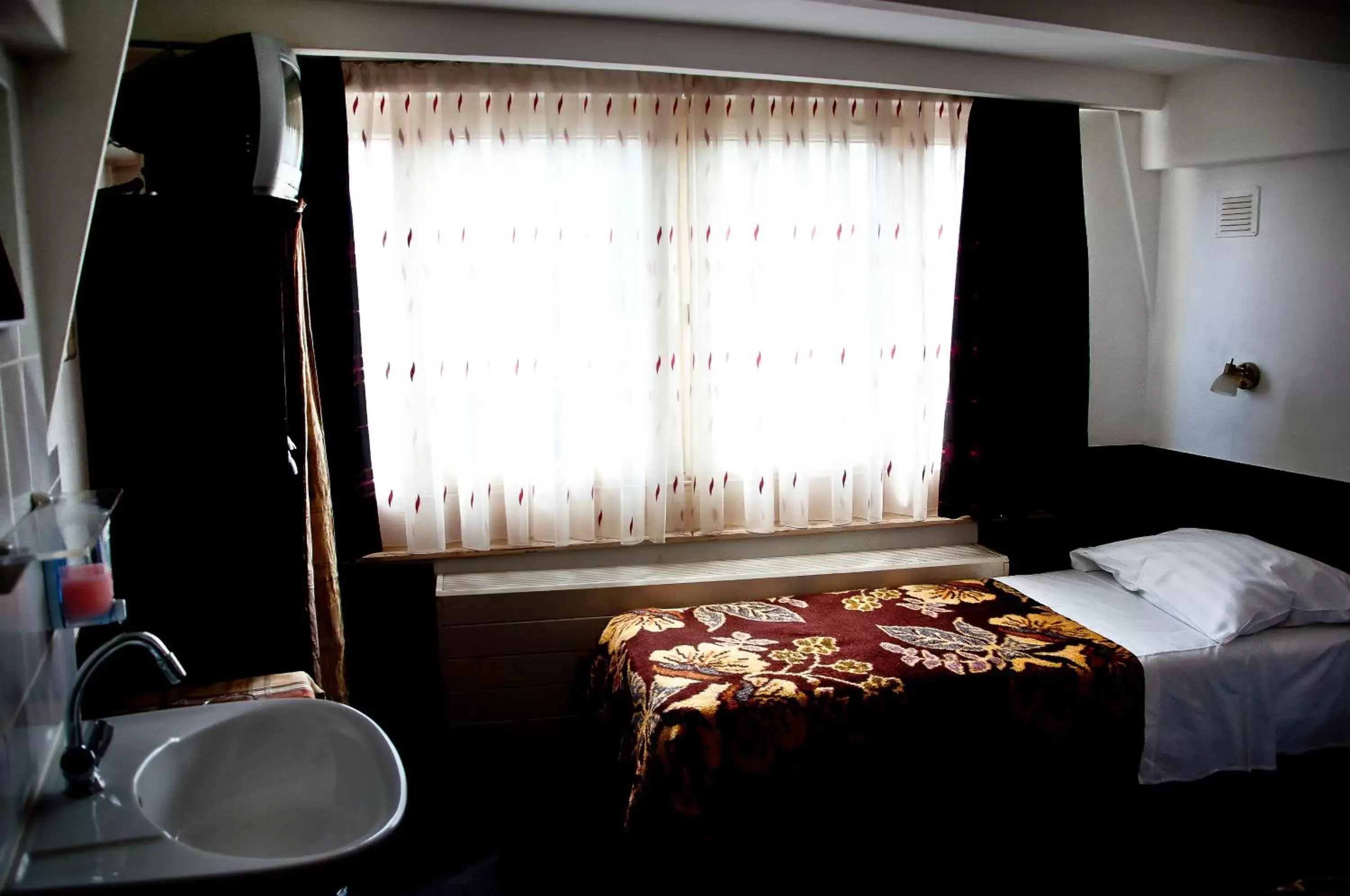 Photo of the whole room, Bed in Budget Hotel Ben